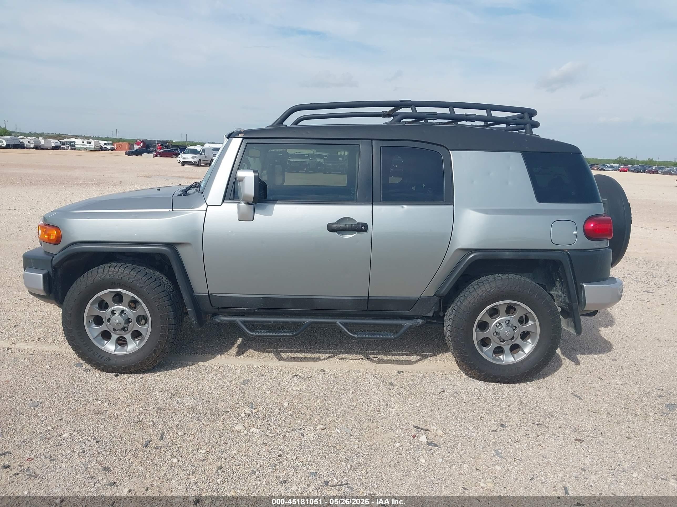 2012 Toyota Fj Cruiser   Silver vin: JTEBU4BF6CK138667