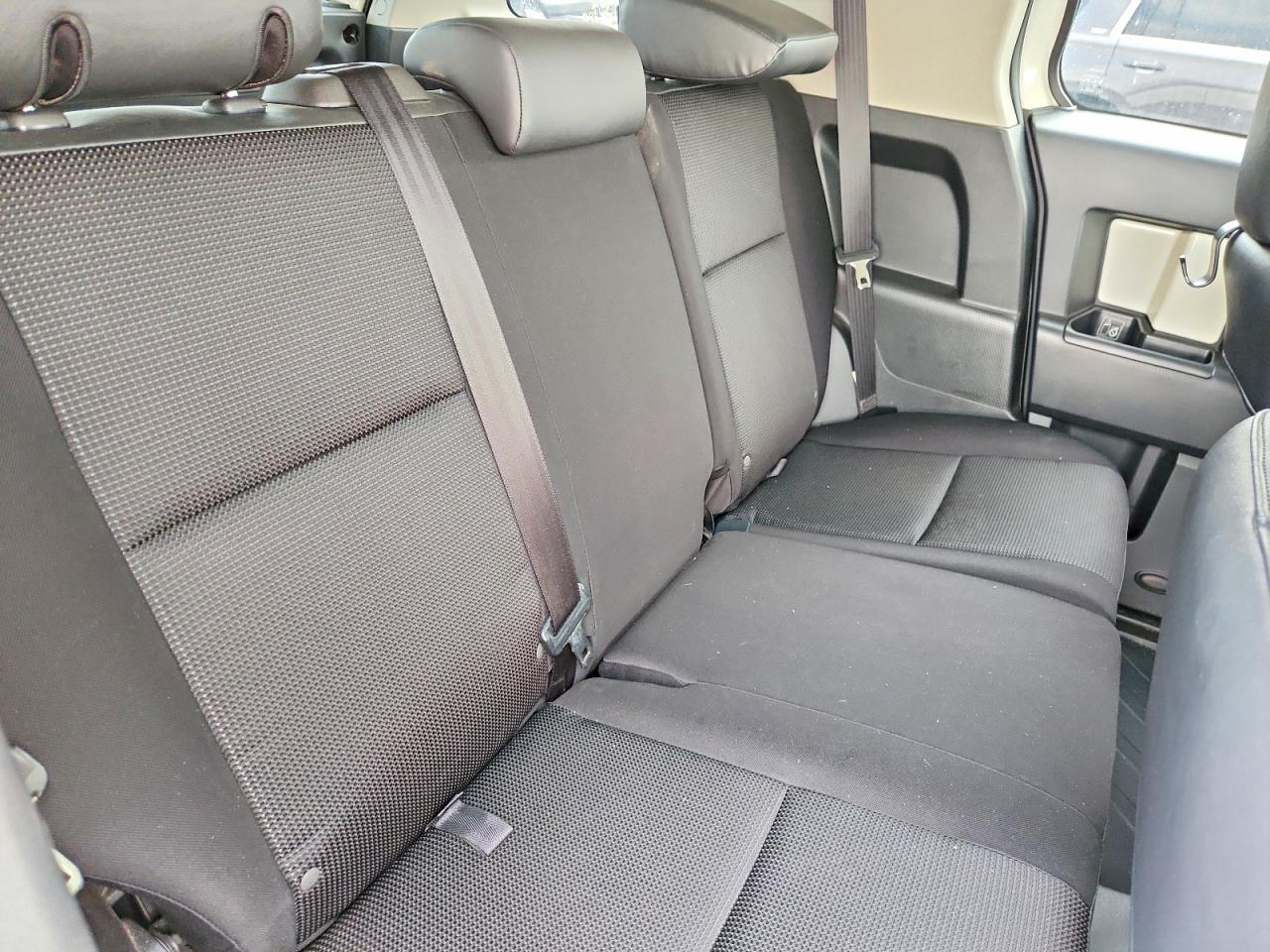 2014 Toyota Fj Cruiser Base White vin: JTEBU4BF6EK200801