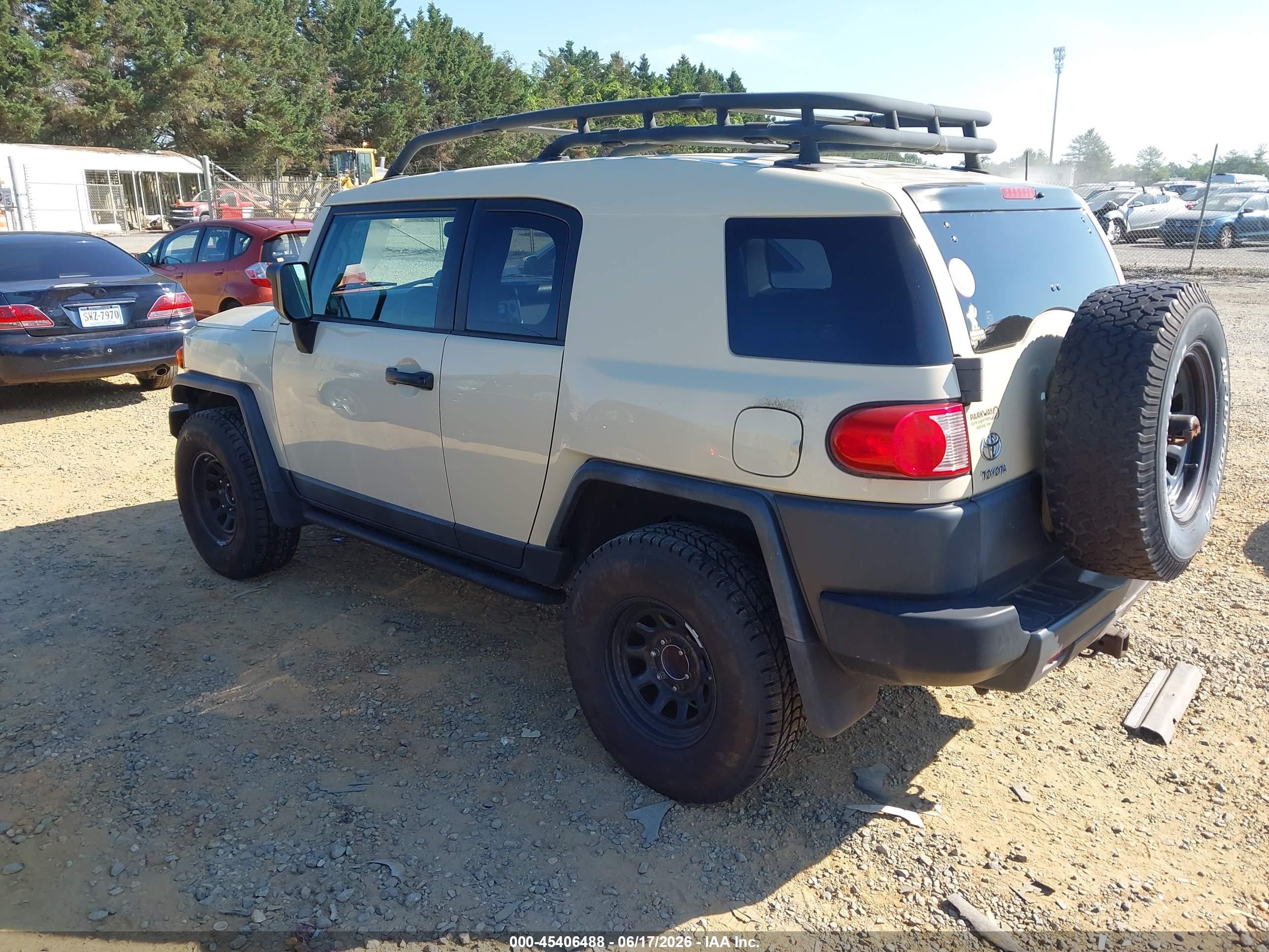 2010 Toyota Fj Cruiser   Tan vin: JTEBU4BF7AK073941