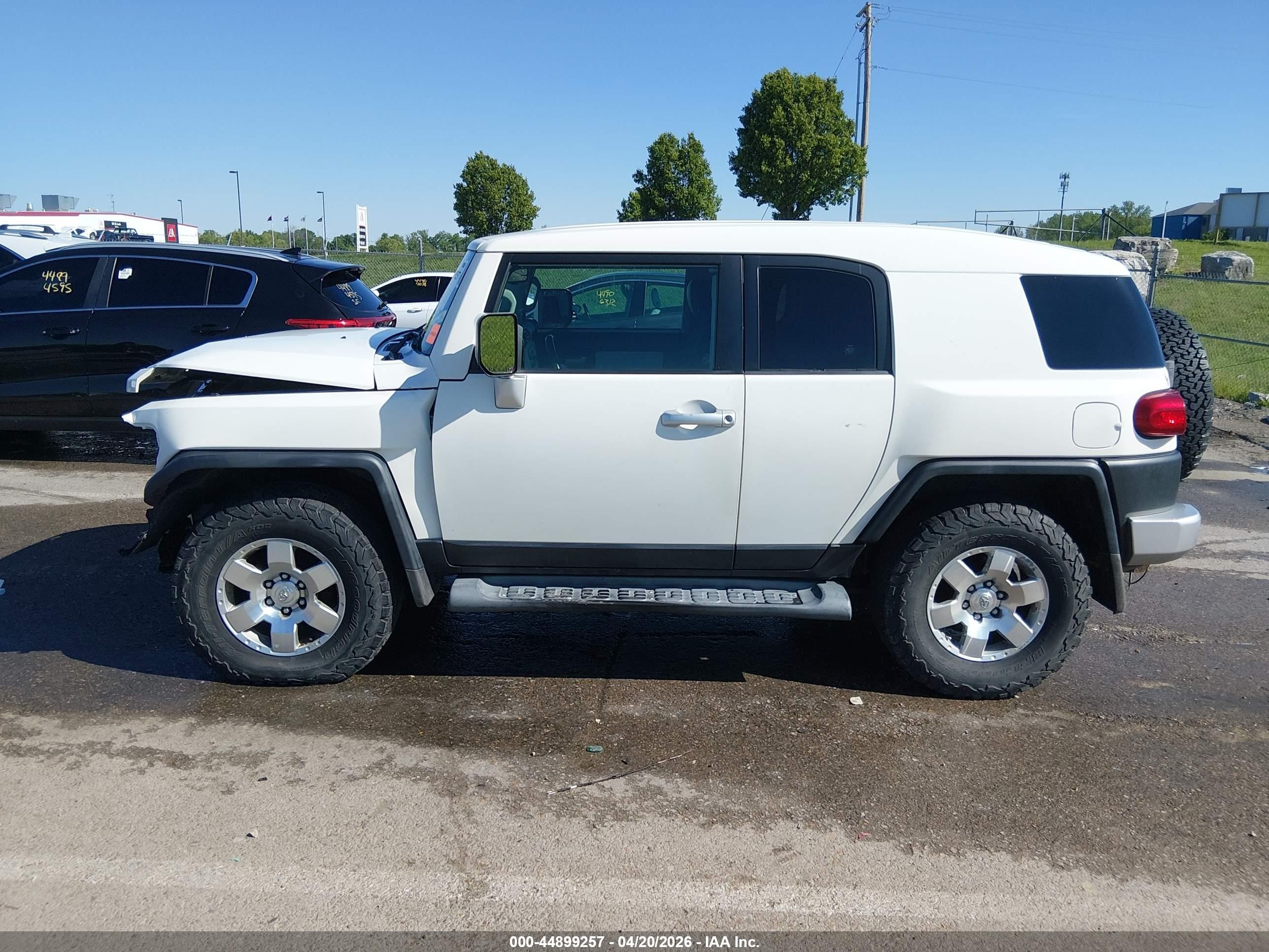 2010 Toyota Fj Cruiser   White vin: JTEBU4BF7AK083322