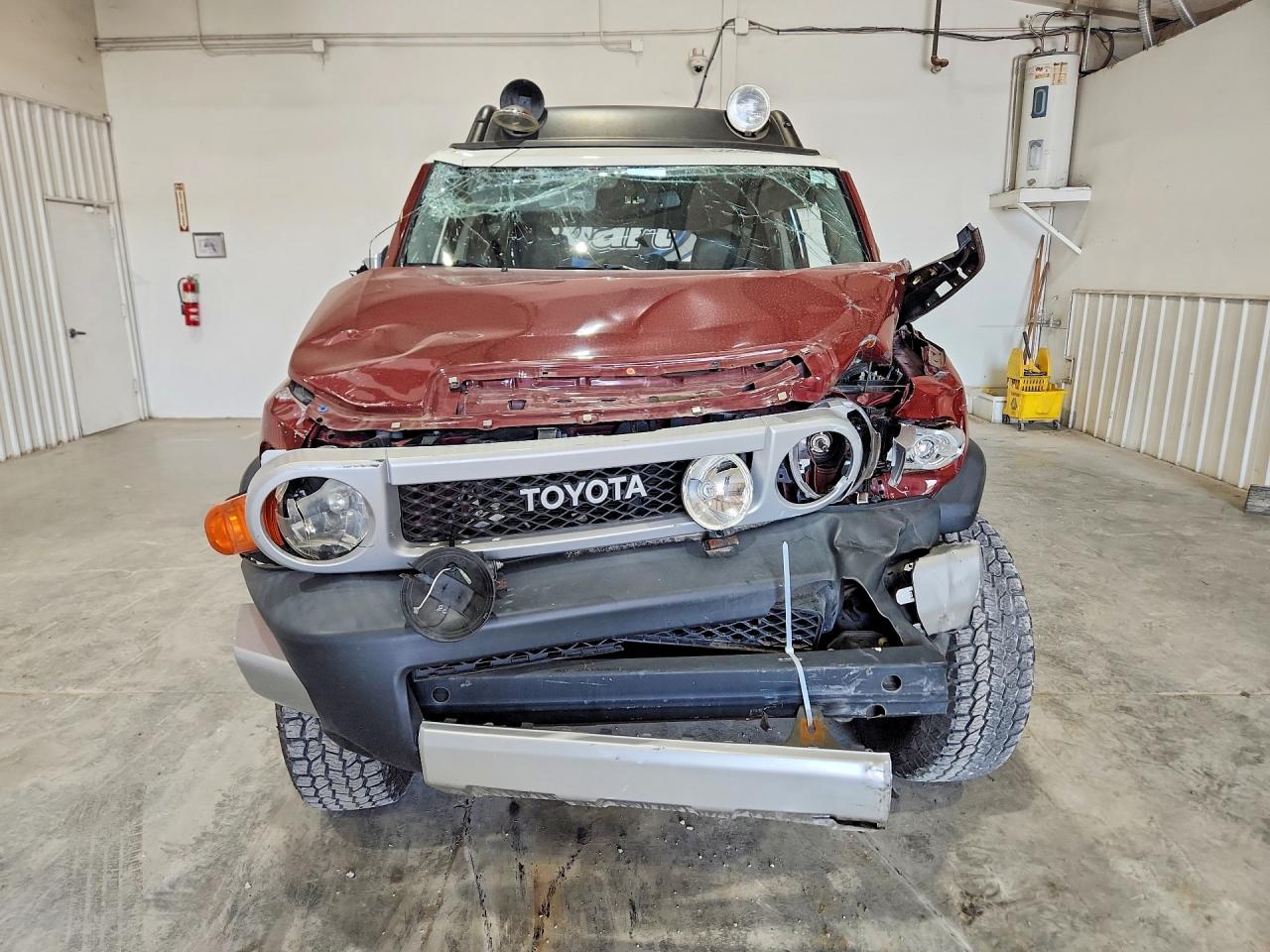 2011 Toyota Fj Cruiser Base Maroon vin: JTEBU4BF7BK105546