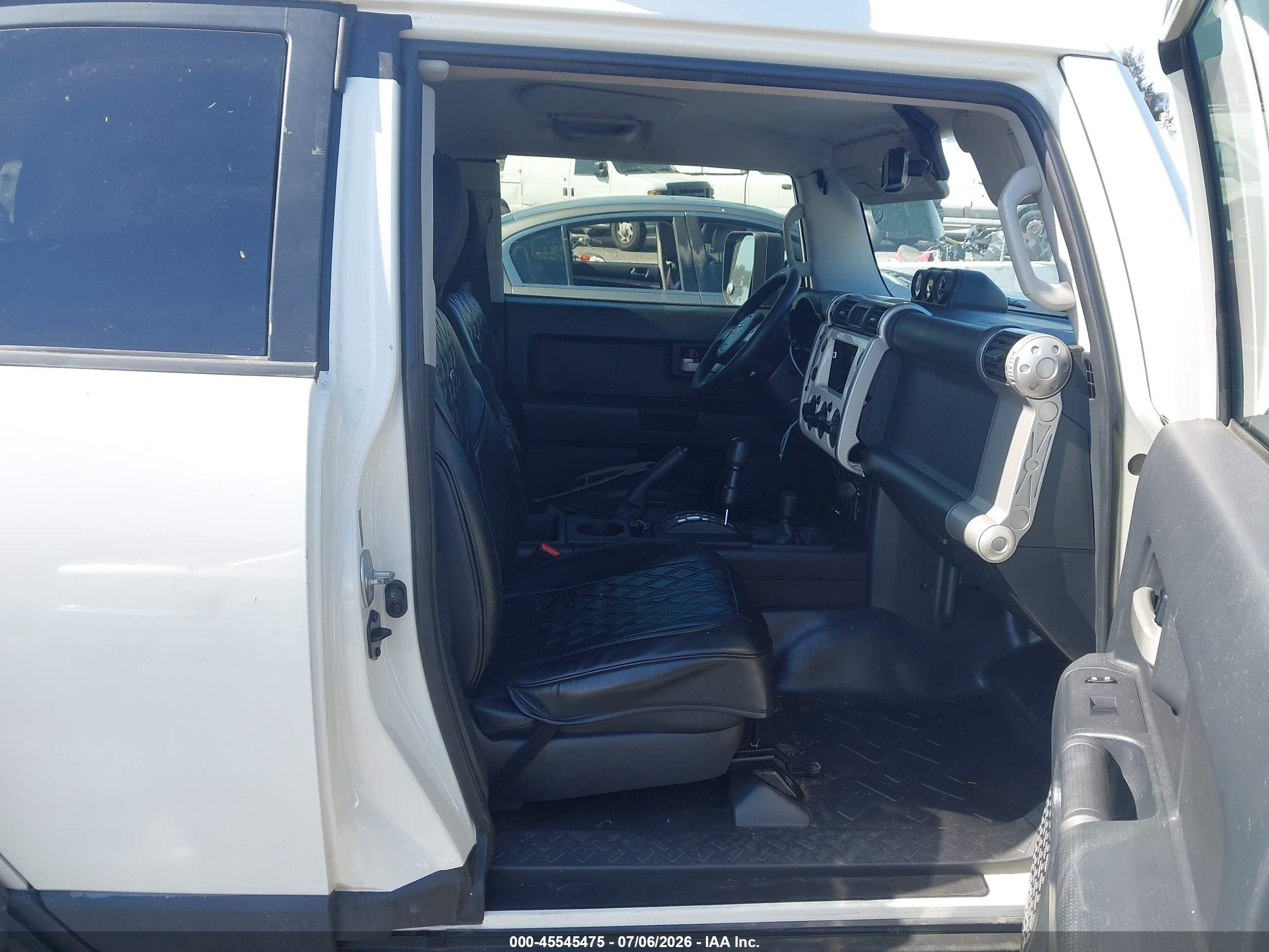 2012 Toyota Fj Cruiser   Белый vin: JTEBU4BF7CK121893