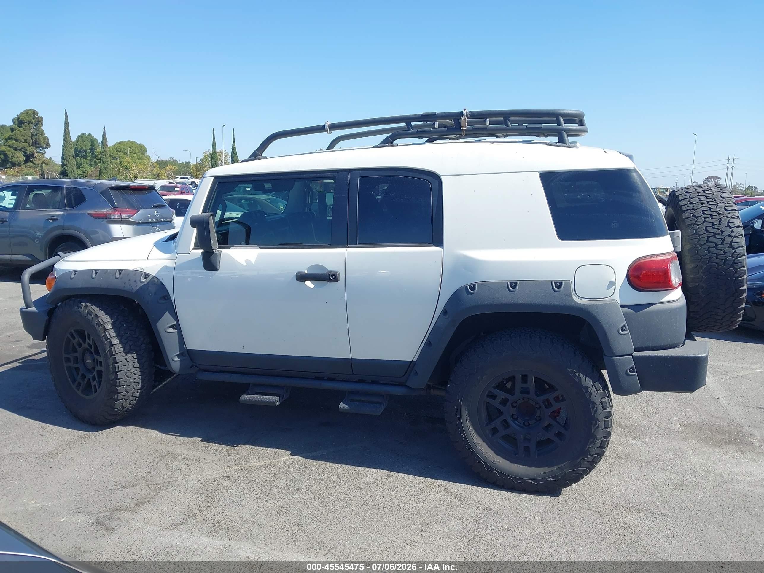 2012 Toyota Fj Cruiser   Белый vin: JTEBU4BF7CK121893