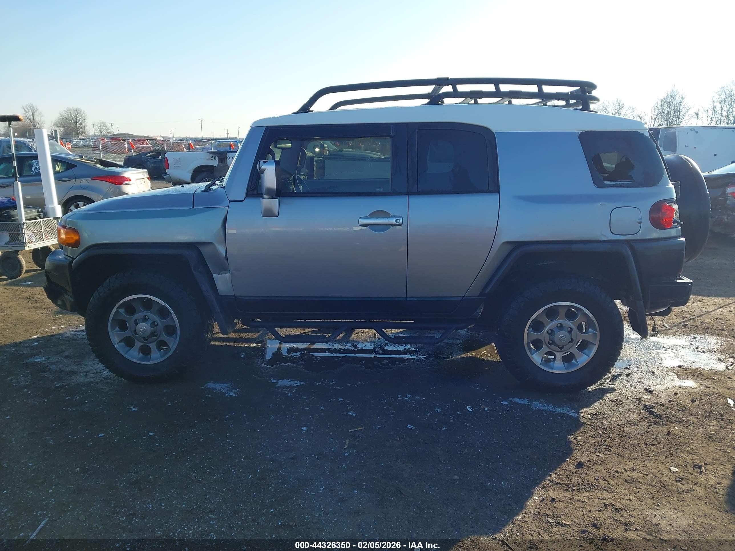 2012 Toyota Fj Cruiser   Silver vin: JTEBU4BF7CK126303