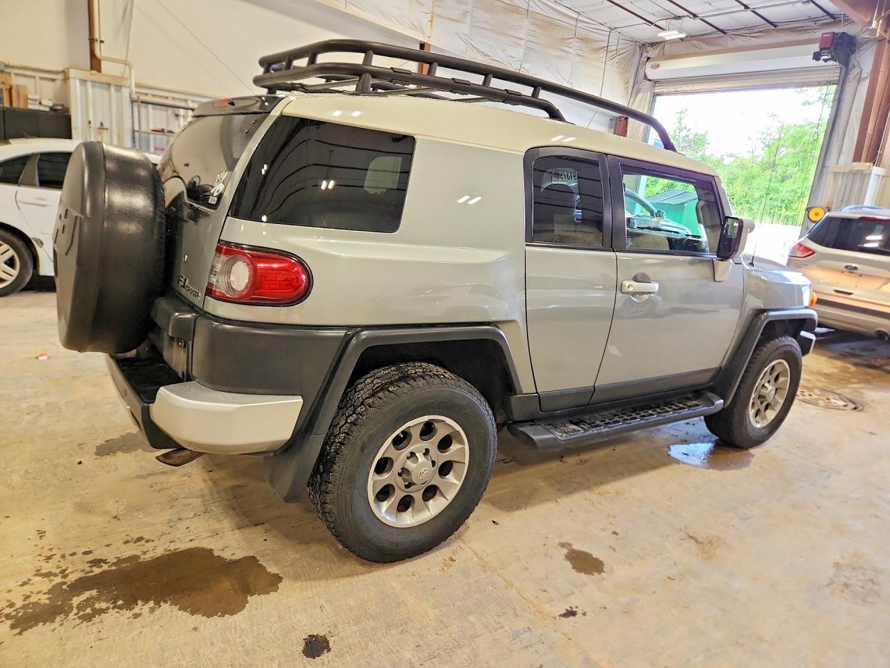 2012 Toyota Fj Cruiser Base Silver vin: JTEBU4BF7CK135566