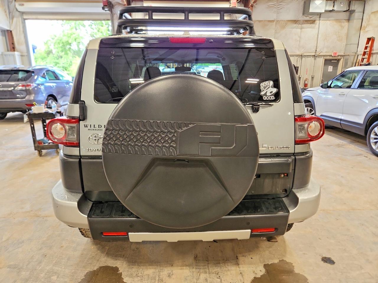 2012 Toyota Fj Cruiser Base Silver vin: JTEBU4BF7CK135566