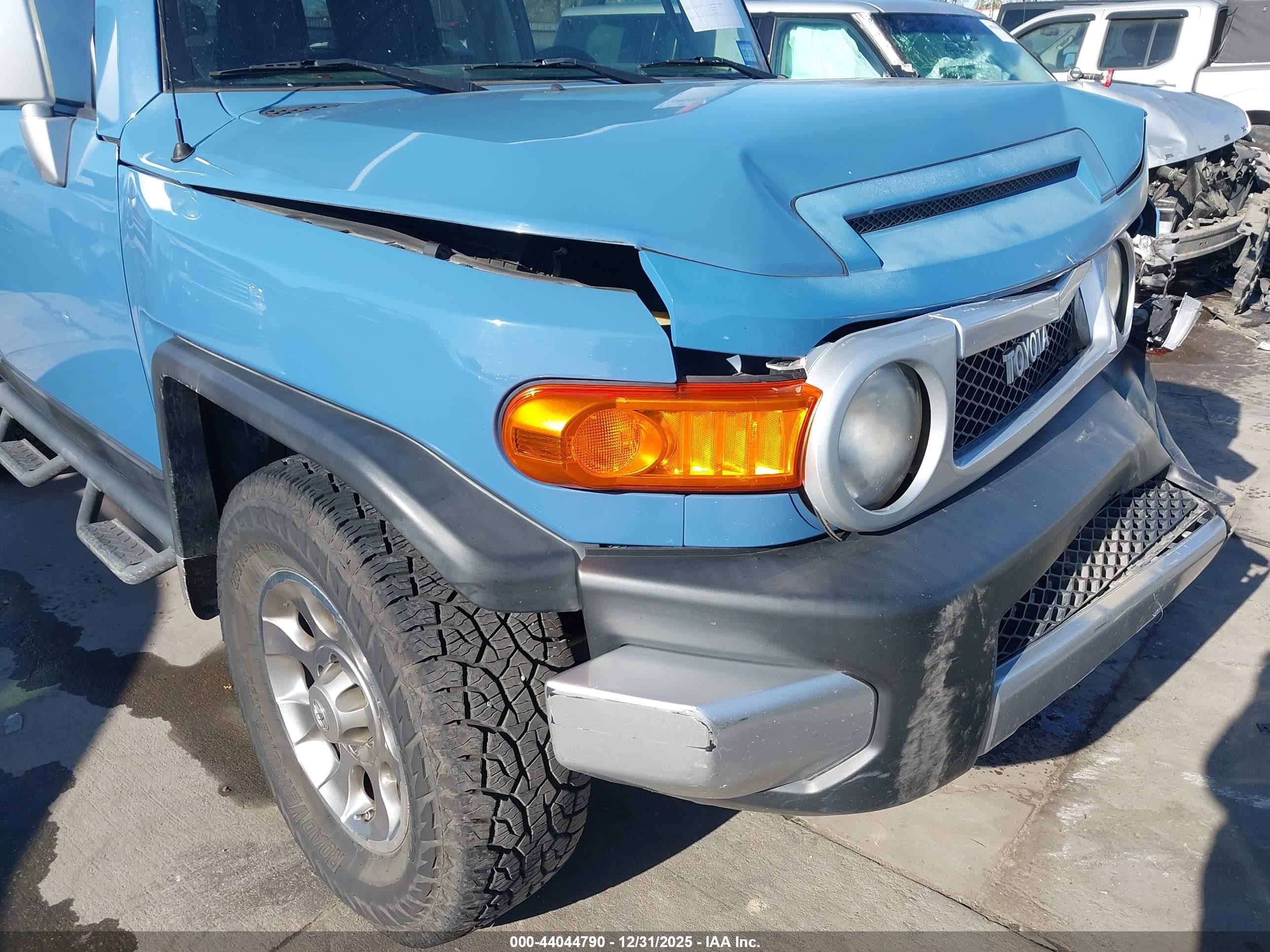 2013 Toyota Fj Cruiser   Blue vin: JTEBU4BF7DK162879