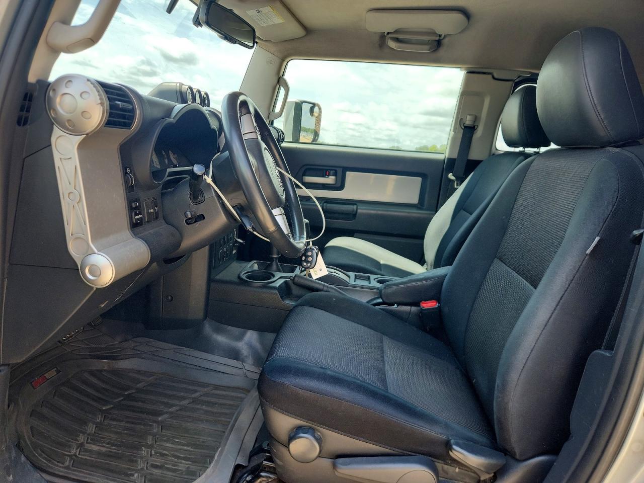2010 Toyota Fj Cruiser Base Silver vin: JTEBU4BF8AK077609