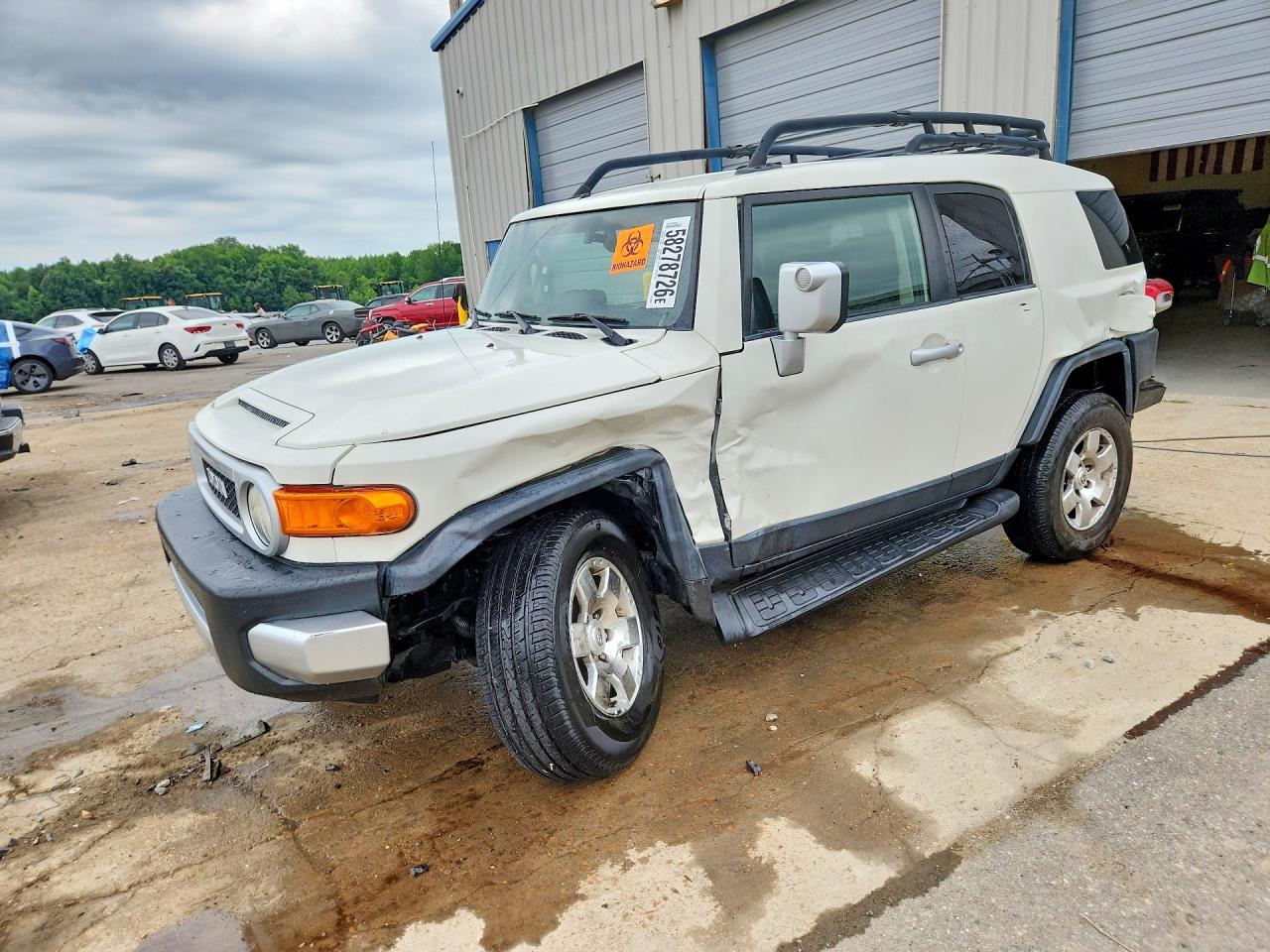 2010 Toyota Fj Cruiser Base Beige vin: JTEBU4BF8AK080235