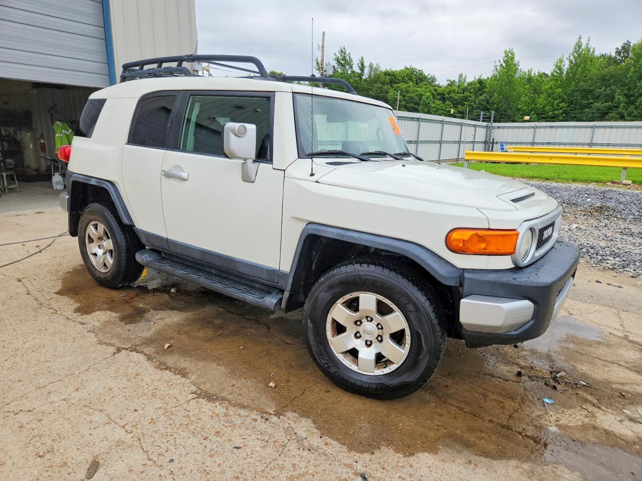 2010 Toyota Fj Cruiser Base Beige vin: JTEBU4BF8AK080235
