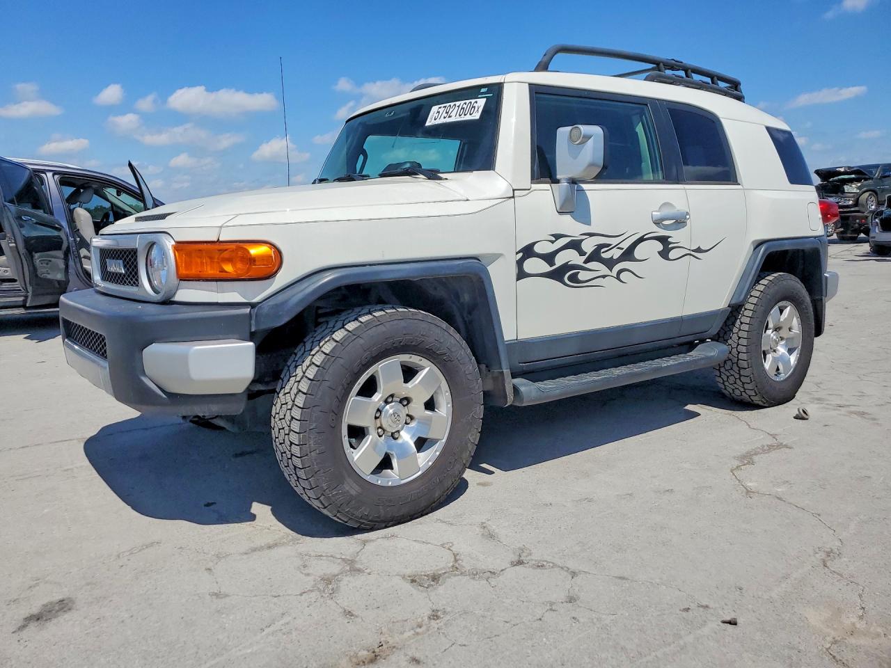 2010 Toyota Fj Cruiser Base White vin: JTEBU4BF8AK090148