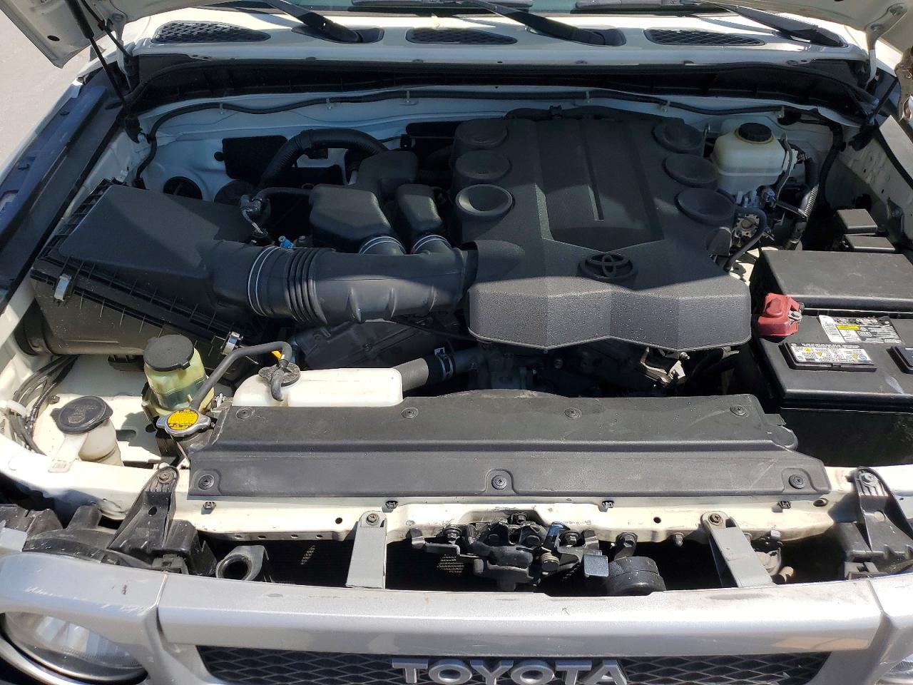 2010 Toyota Fj Cruiser Base White vin: JTEBU4BF8AK090148