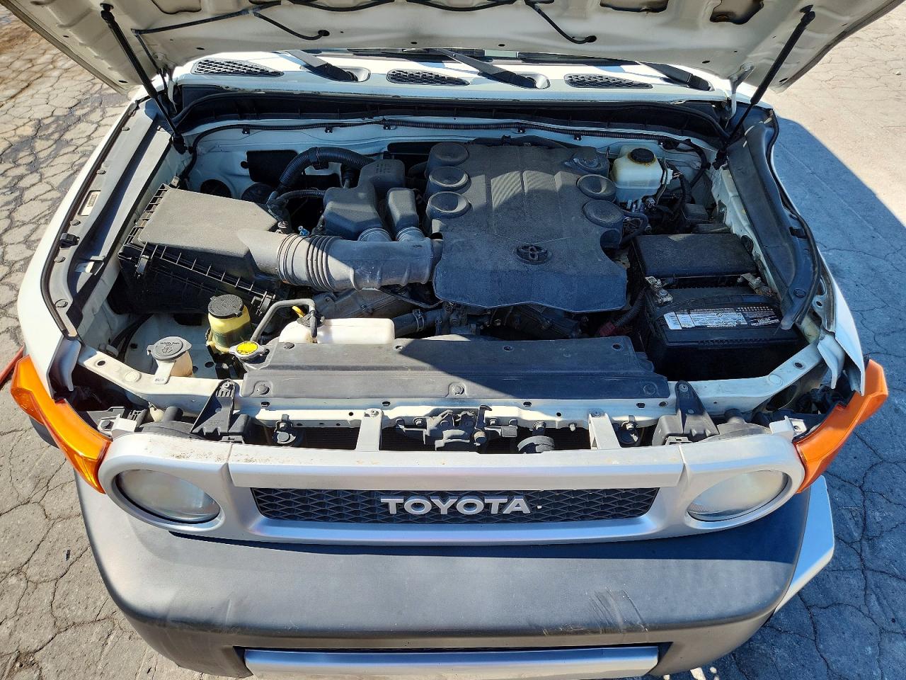 2012 Toyota Fj Cruiser Base Белый vin: JTEBU4BF8CK136189