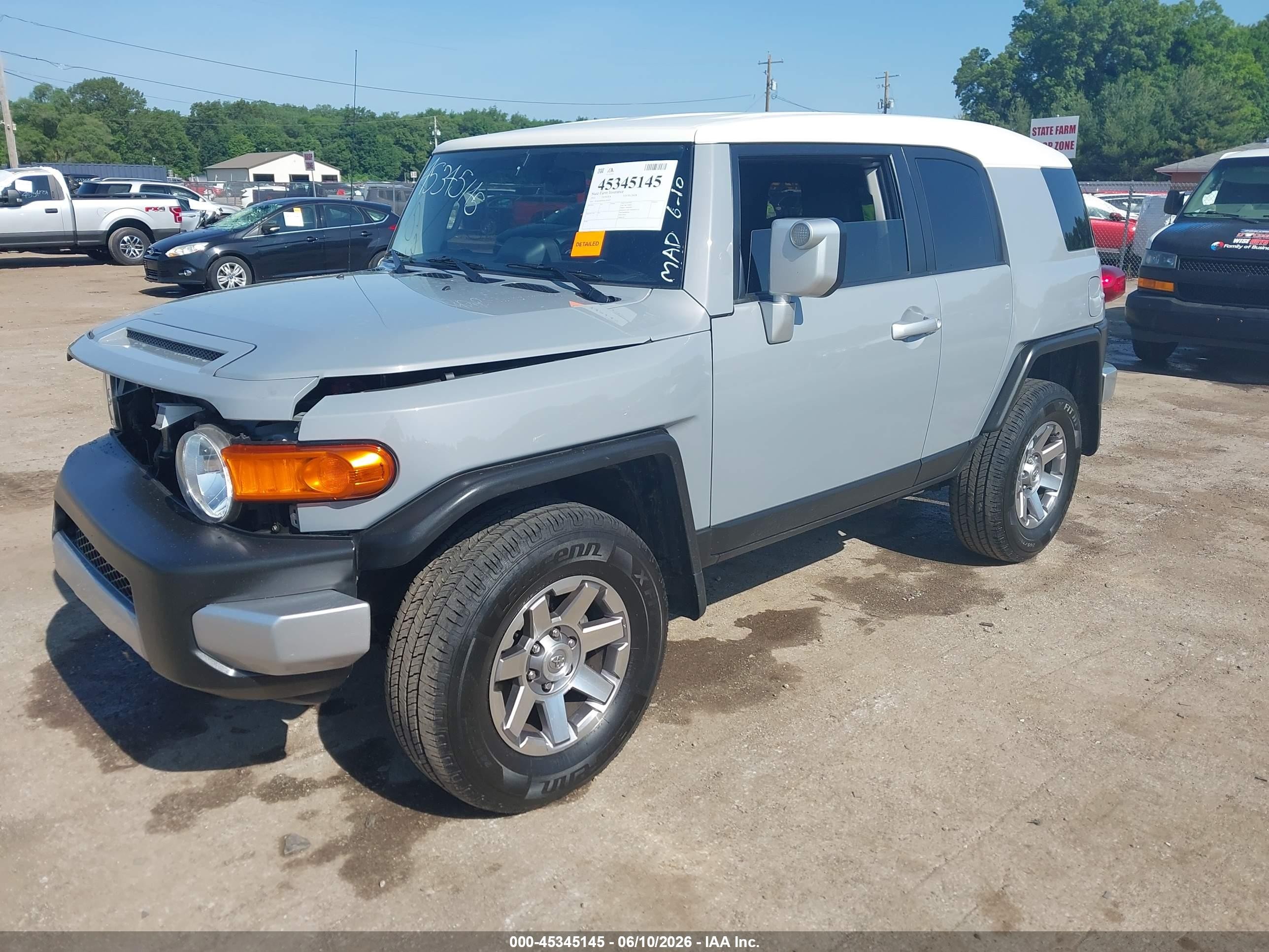 2014 Toyota Fj Cruiser Серебряный vin: JTEBU4BF8EK207622