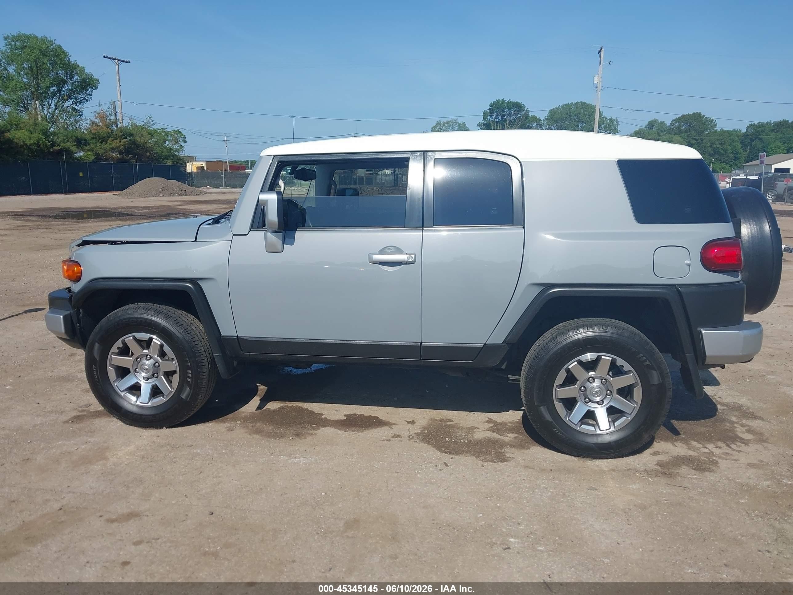 2014 Toyota Fj Cruiser Серебряный vin: JTEBU4BF8EK207622