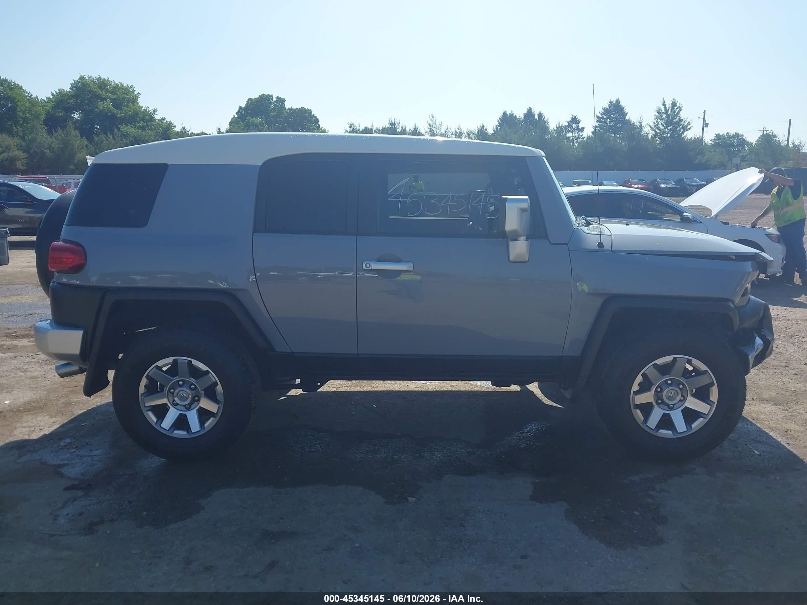 2014 Toyota Fj Cruiser Серебряный vin: JTEBU4BF8EK207622