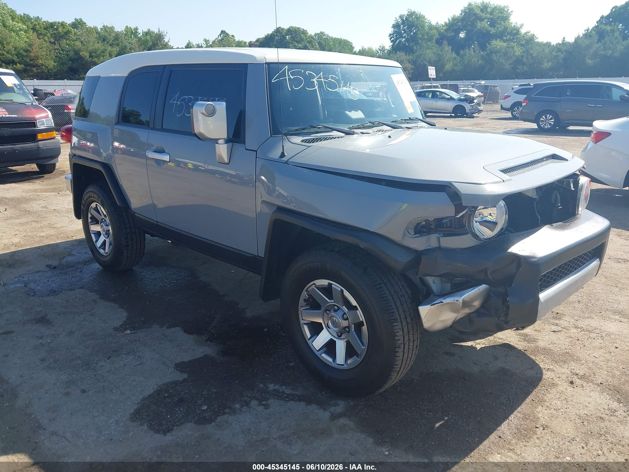 2014 Toyota Fj Cruiser Серебряный vin: JTEBU4BF8EK207622