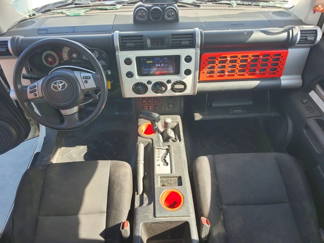 2011 Toyota Fj Cruiser Base Белый vin: JTEBU4BF9BK115978