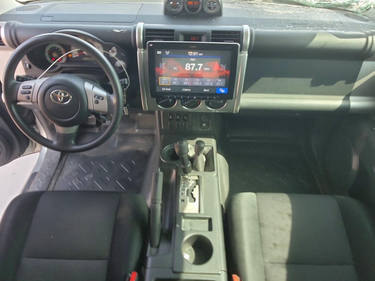 2012 Toyota Fj Cruiser Base Серебряный vin: JTEBU4BF9CK132989