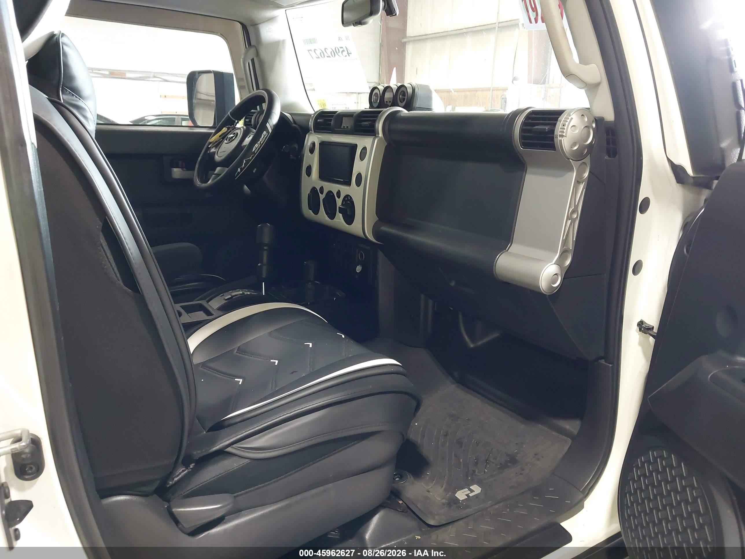 2012 Toyota Fj Cruiser White vin: JTEBU4BF9CK135679