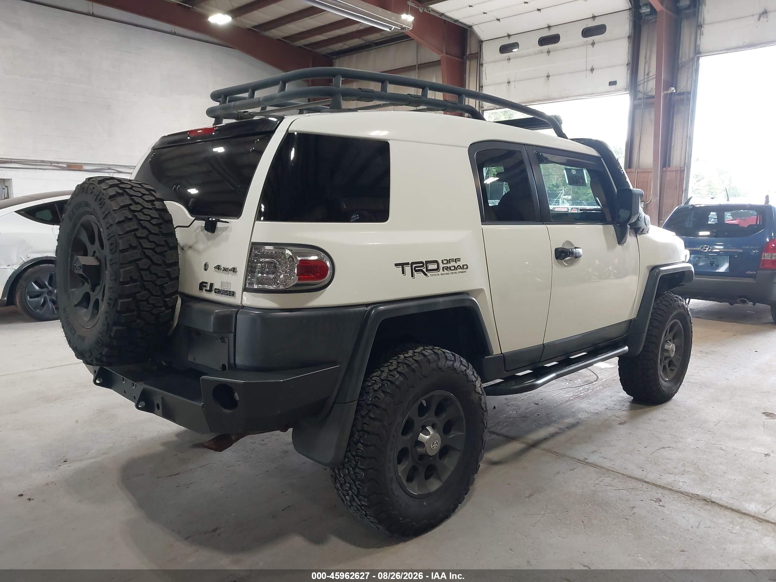 2012 Toyota Fj Cruiser White vin: JTEBU4BF9CK135679