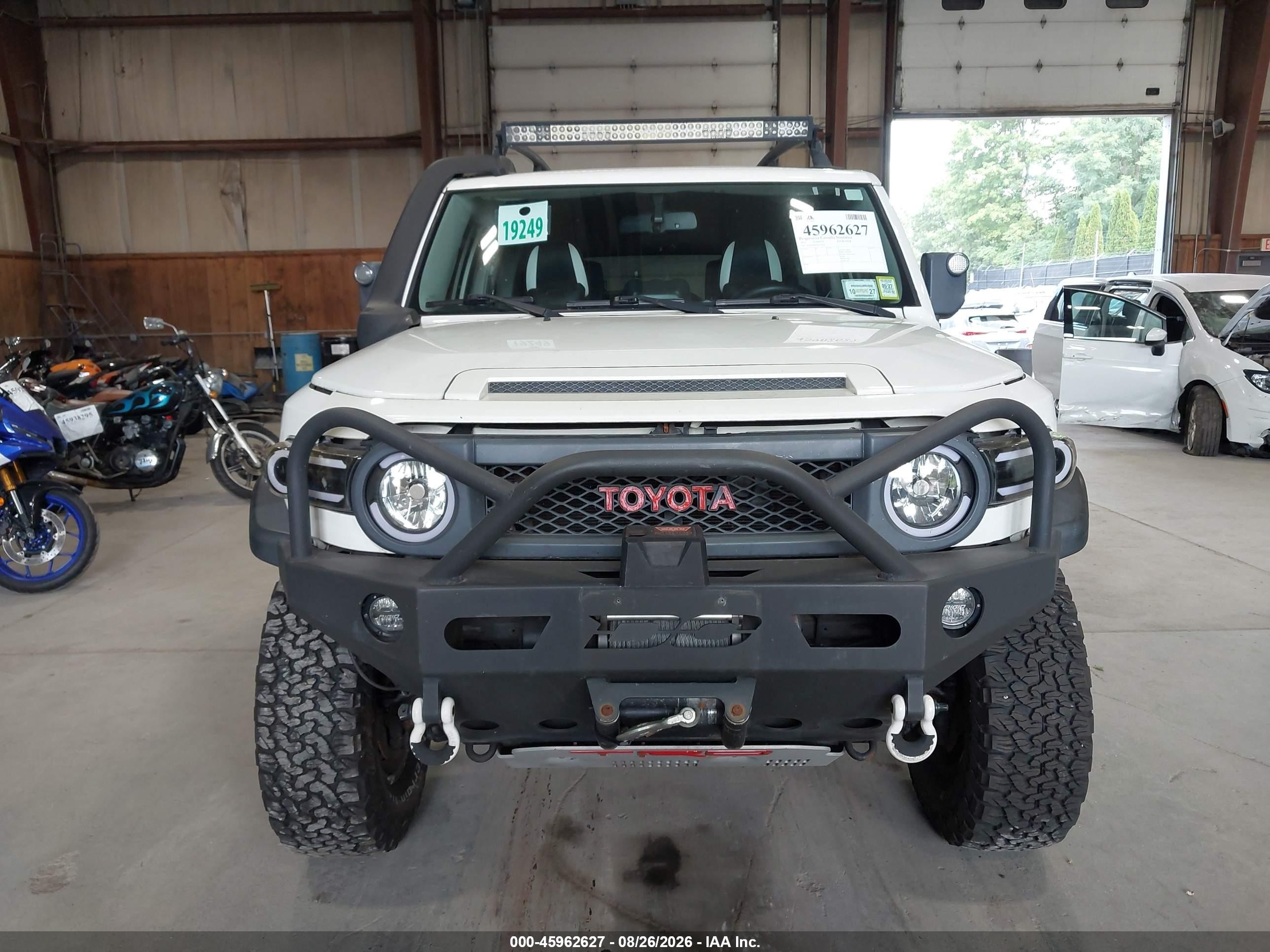 2012 Toyota Fj Cruiser White vin: JTEBU4BF9CK135679