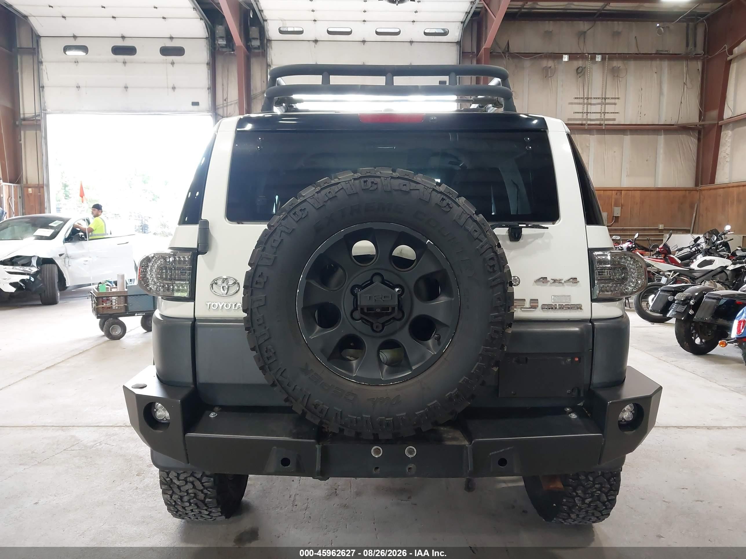 2012 Toyota Fj Cruiser White vin: JTEBU4BF9CK135679