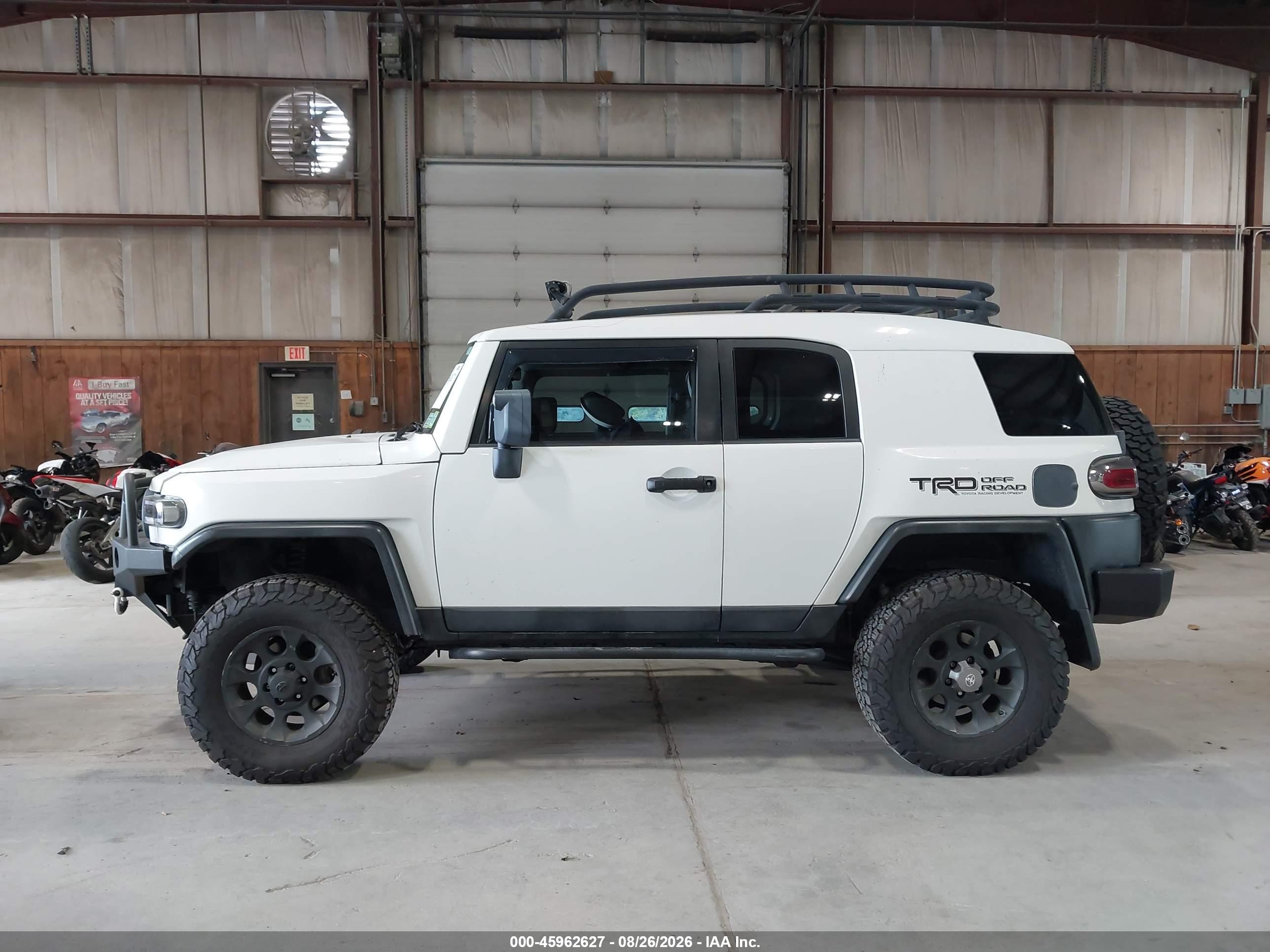 2012 Toyota Fj Cruiser White vin: JTEBU4BF9CK135679