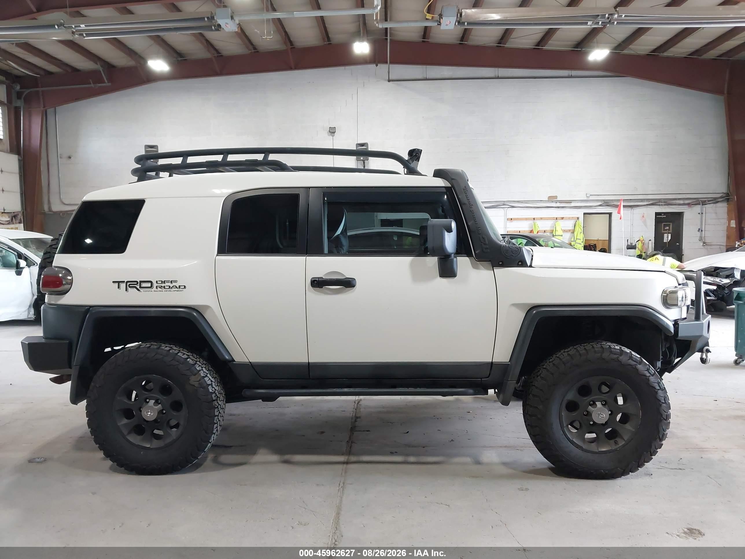 2012 Toyota Fj Cruiser White vin: JTEBU4BF9CK135679