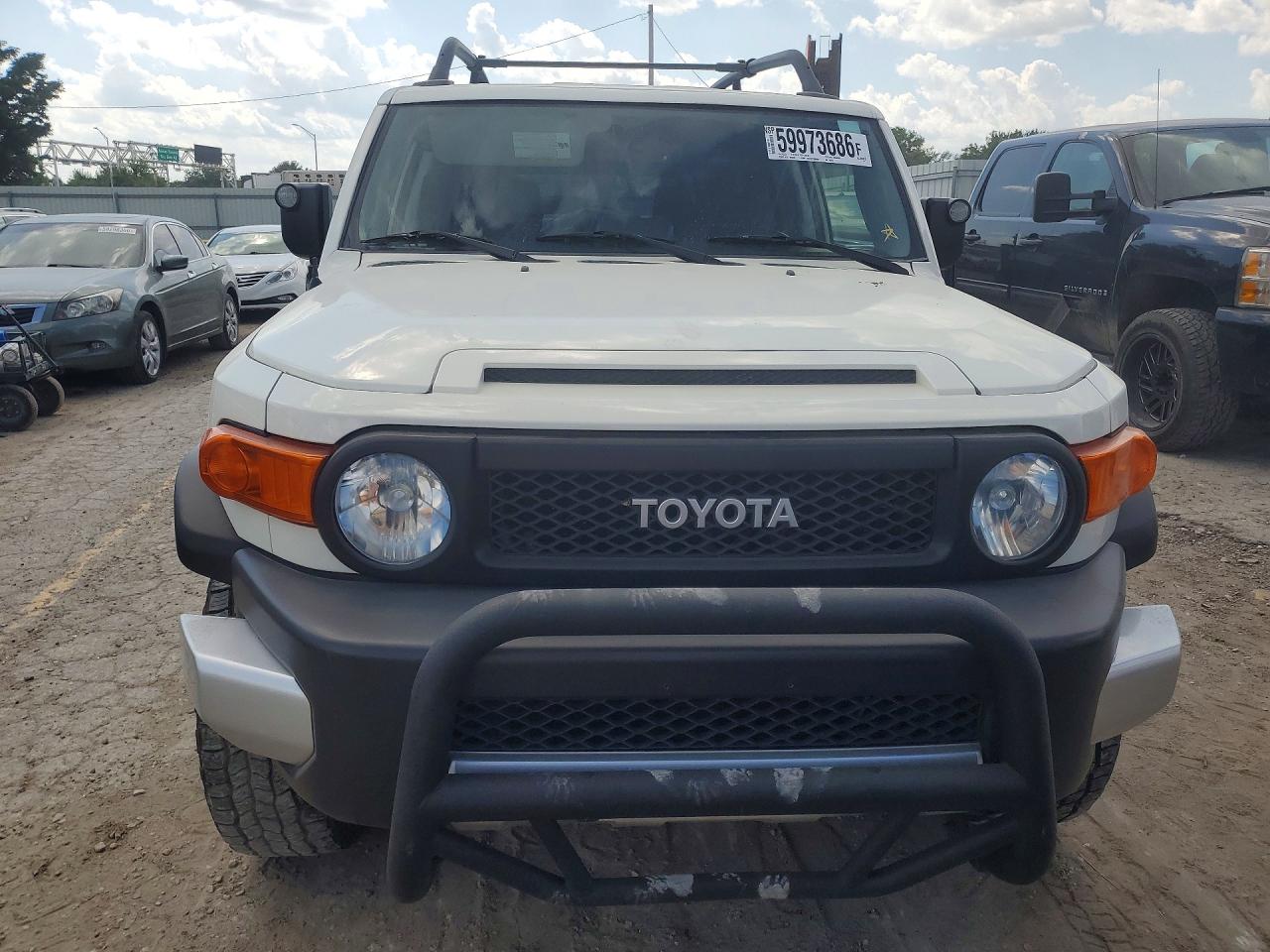 2013 Toyota Fj Cruiser Base White vin: JTEBU4BF9DK169252