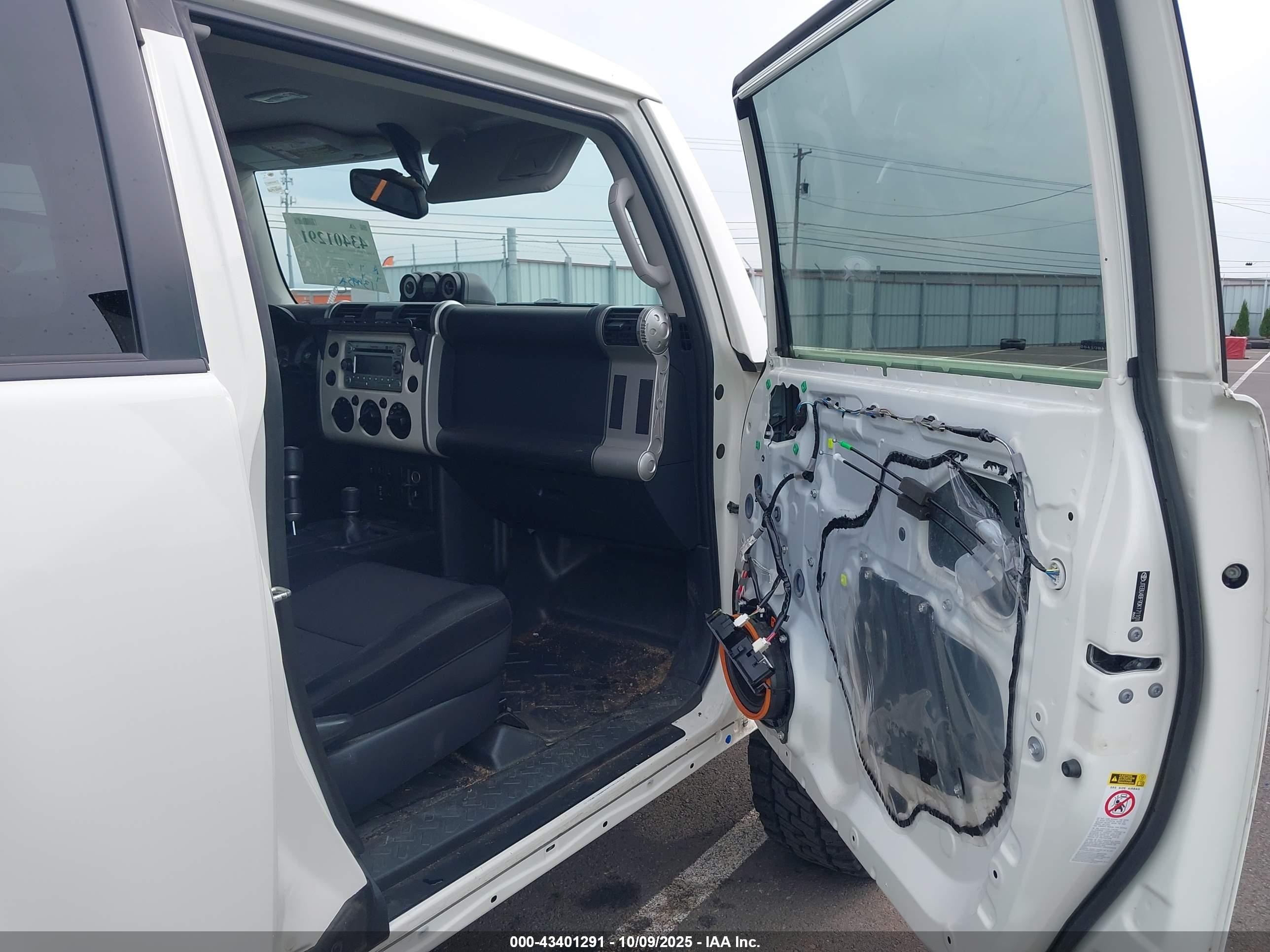 2013 Toyota Fj Cruiser   White vin: JTEBU4BF9DK171101