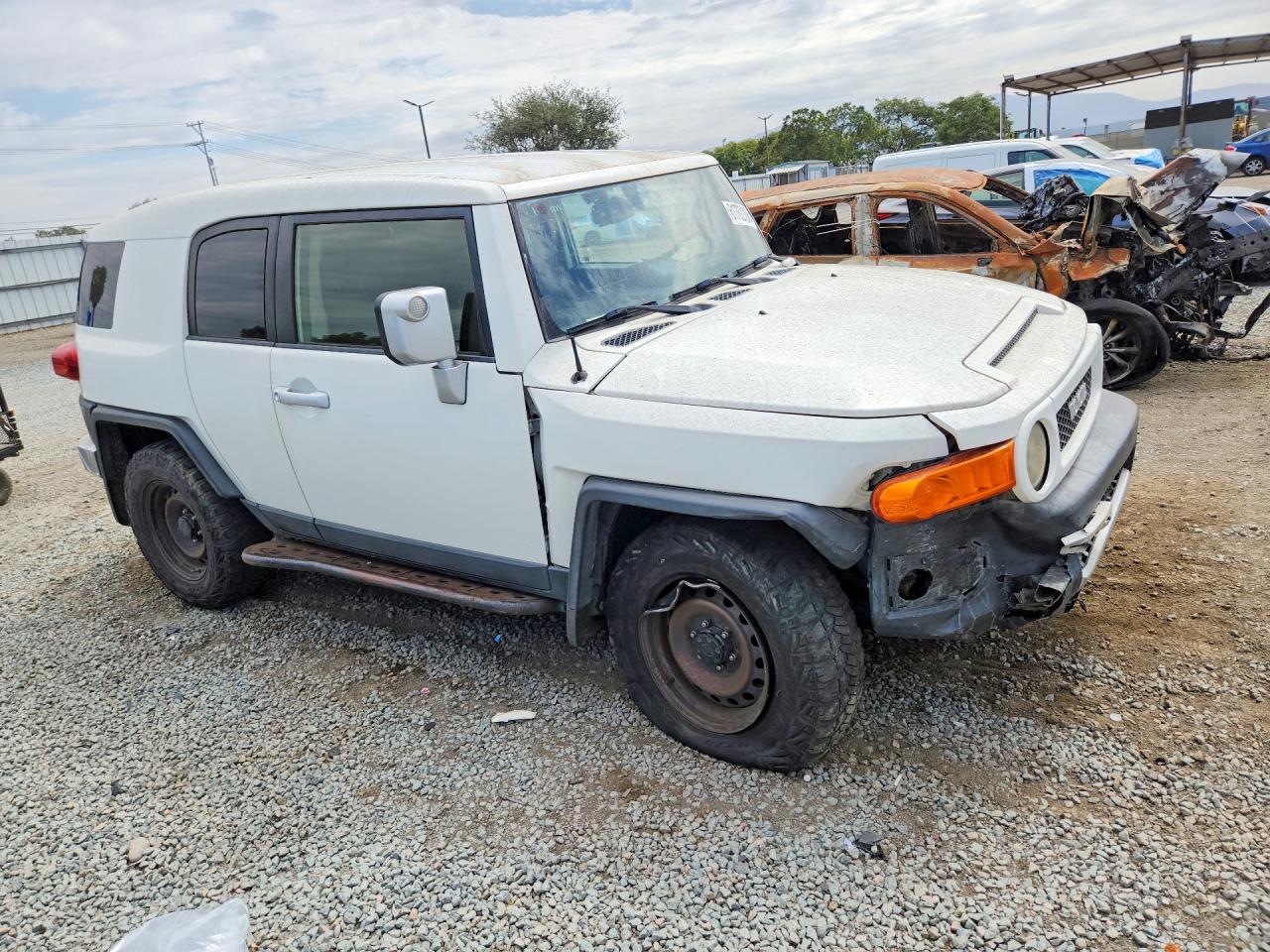 2014 Toyota Fj Cruiser Base White vin: JTEBU4BF9EK190488