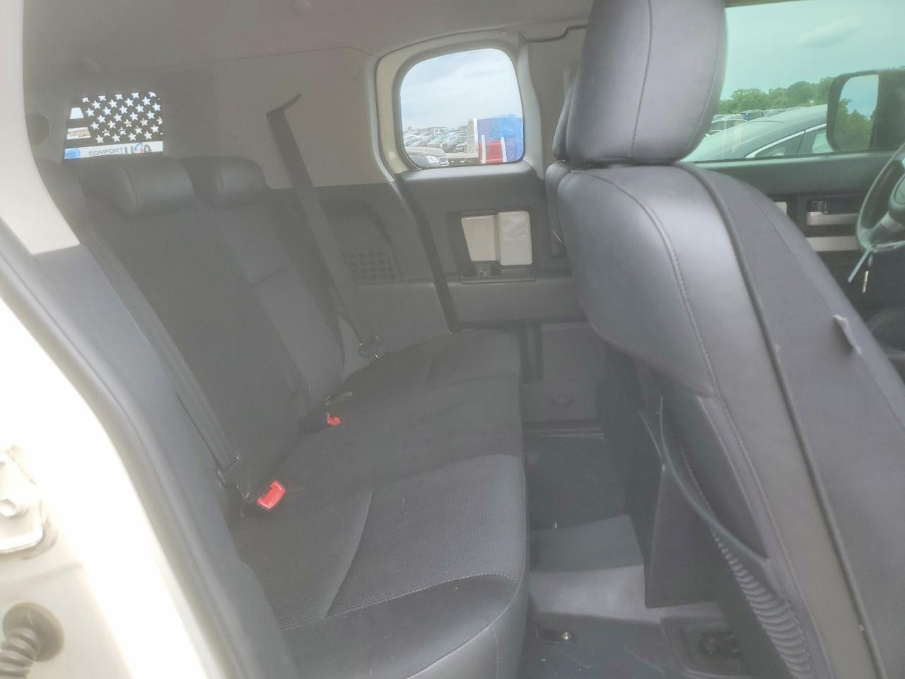 2011 Toyota Fj Cruiser Base White vin: JTEBU4BFXBK104312