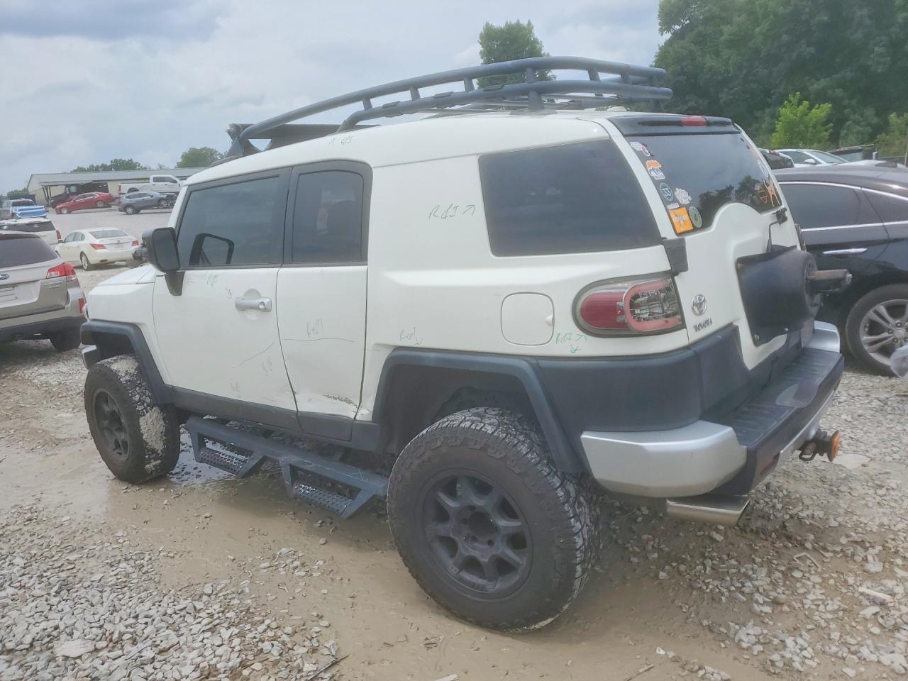 2011 Toyota Fj Cruiser Base White vin: JTEBU4BFXBK104312