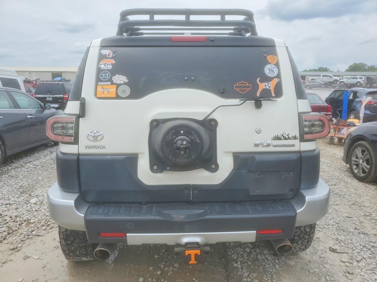 2011 Toyota Fj Cruiser Base White vin: JTEBU4BFXBK104312
