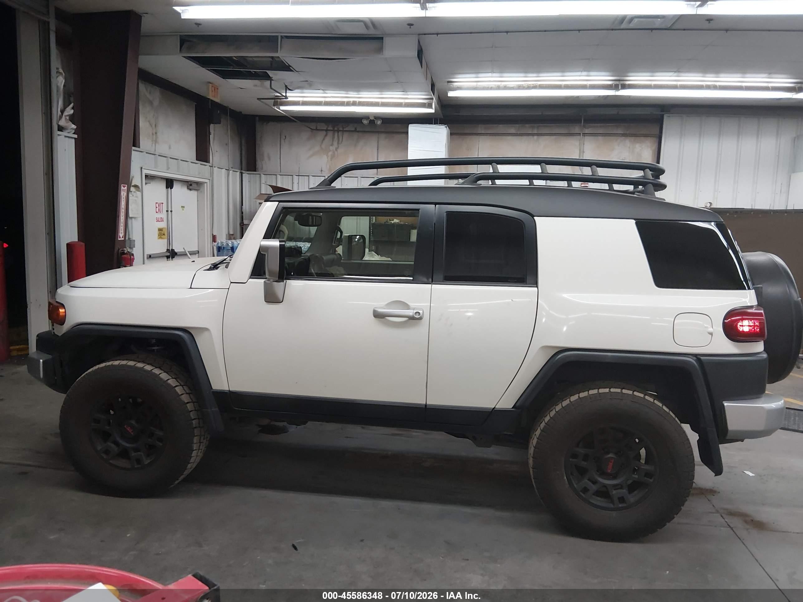 2014 Toyota Fj Cruiser   Beige vin: JTEBU4BFXEK183372