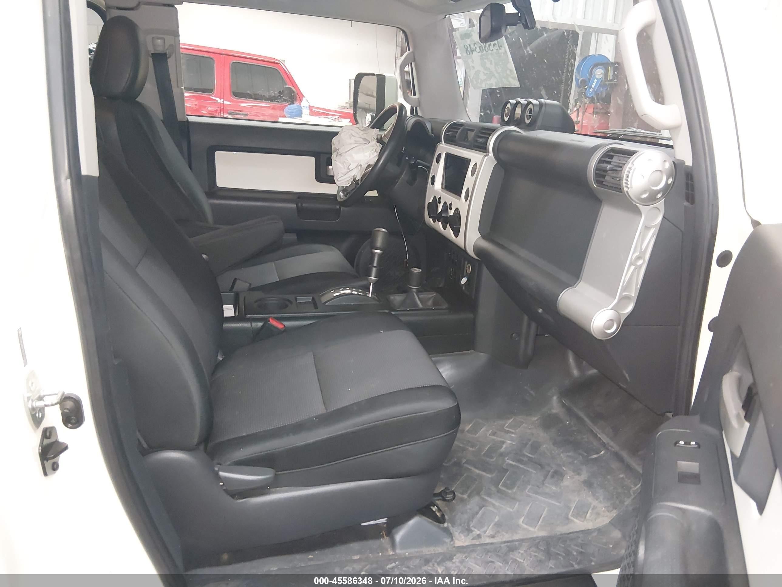 2014 Toyota Fj Cruiser   Beige vin: JTEBU4BFXEK183372