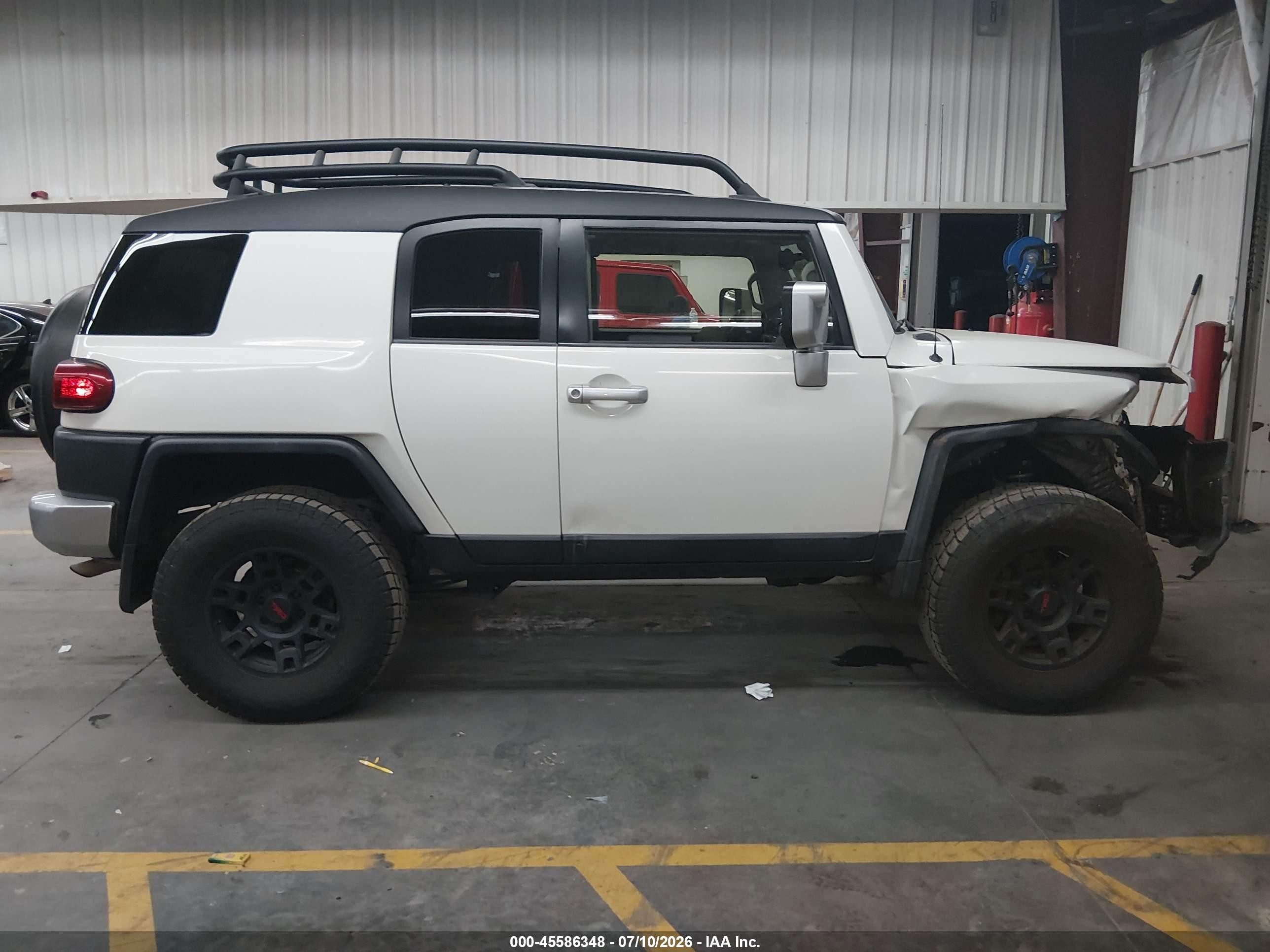 2014 Toyota Fj Cruiser   Beige vin: JTEBU4BFXEK183372