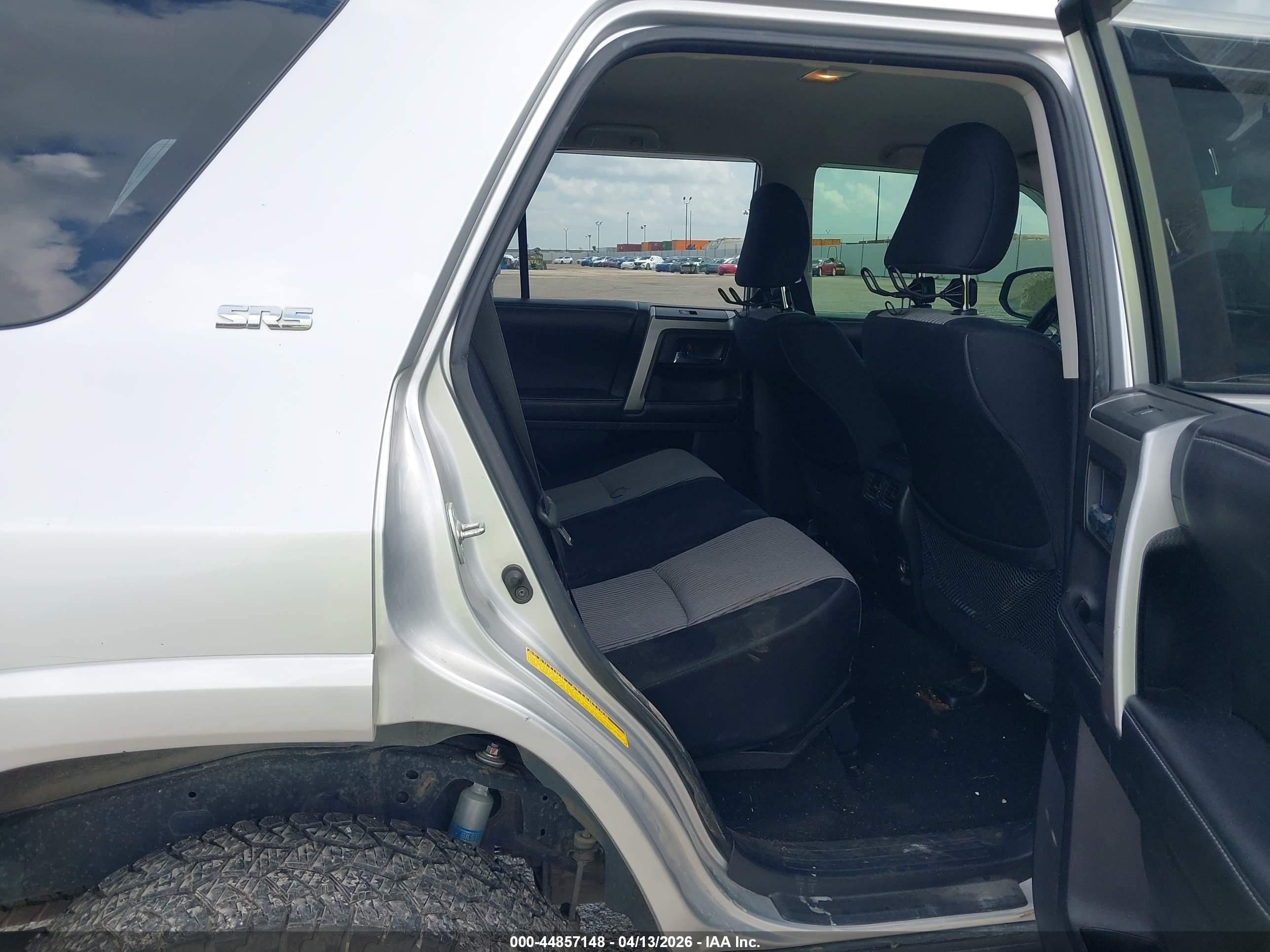 2014 Toyota 4runner Sr5 Silver vin: JTEBU5JR2E5176741
