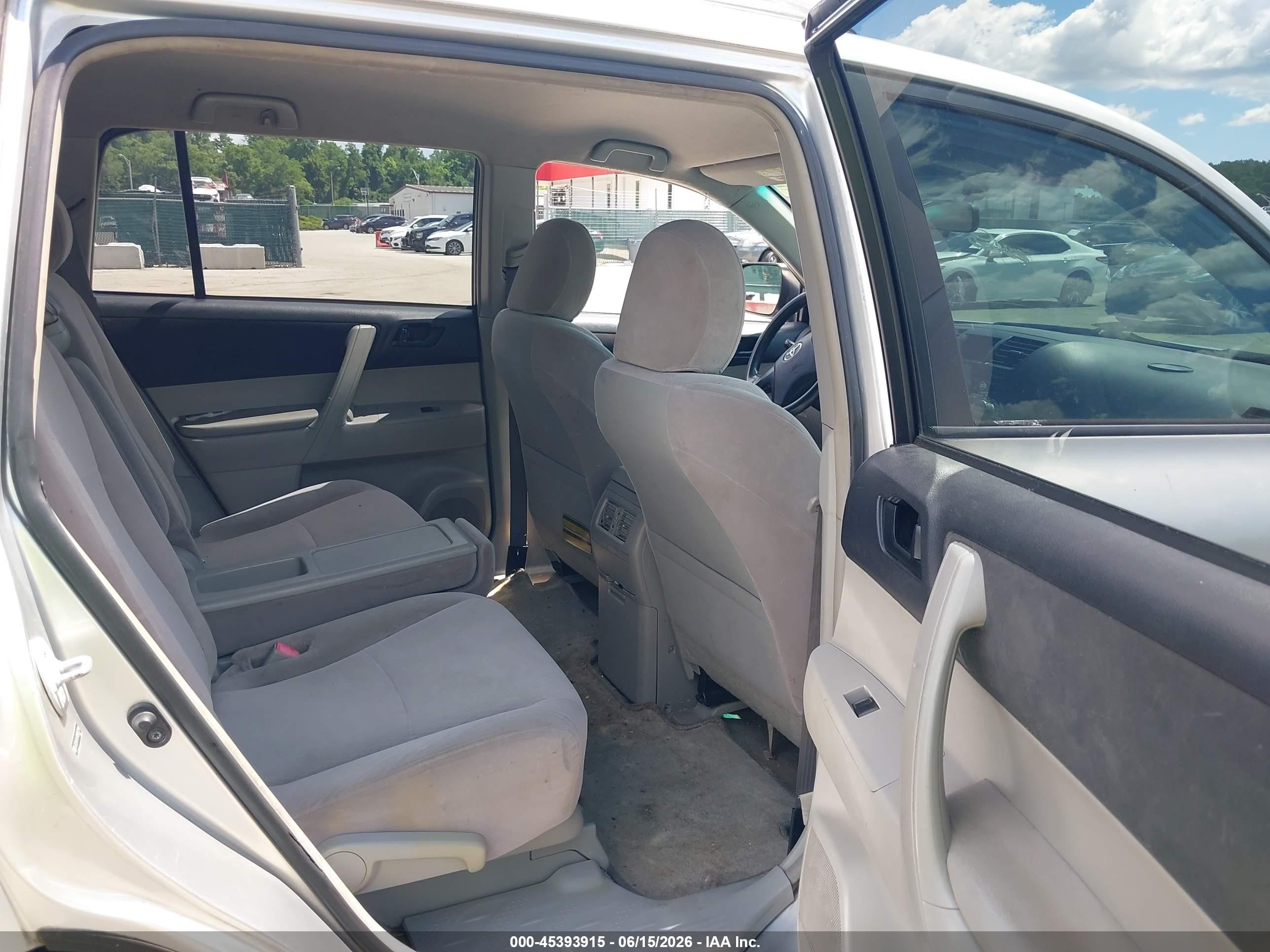 2009 Toyota Highlander   Silver vin: JTEDA41A792007294