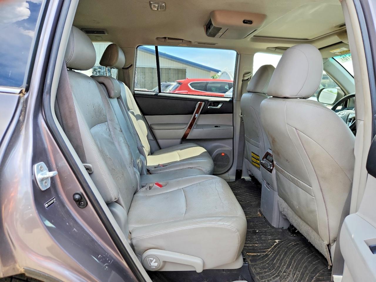 2013 Toyota Highlander Base Silver vin: JTEDC3EH6D2011499