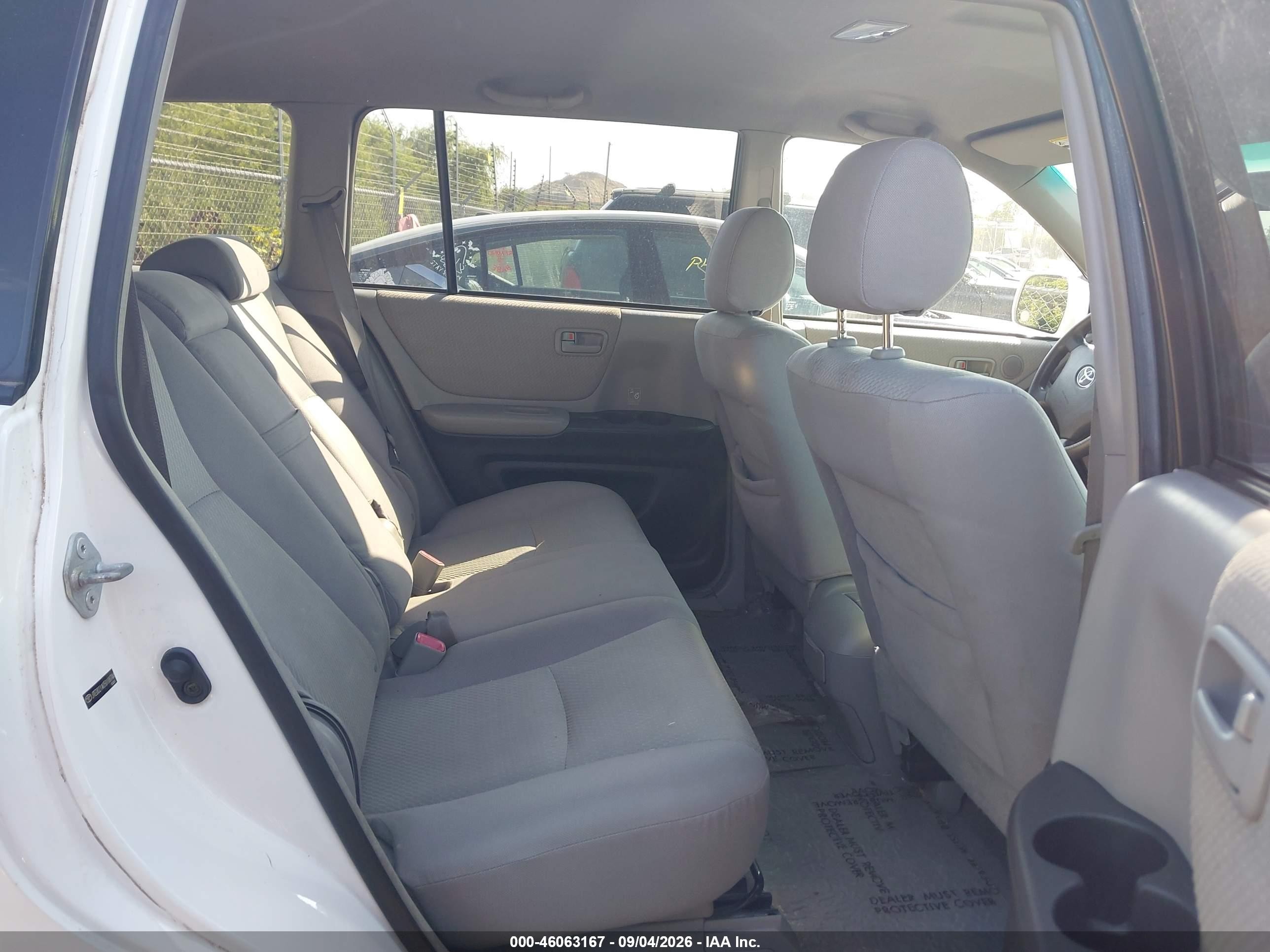 2005 Toyota Highlander   White vin: JTEDD21A050108744