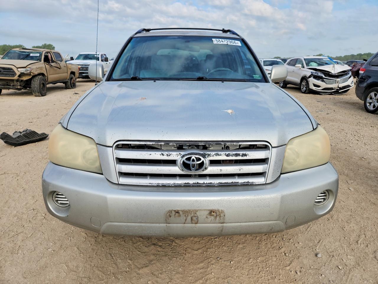 2004 Toyota Highlander Base Silver vin: JTEDD21A240085854