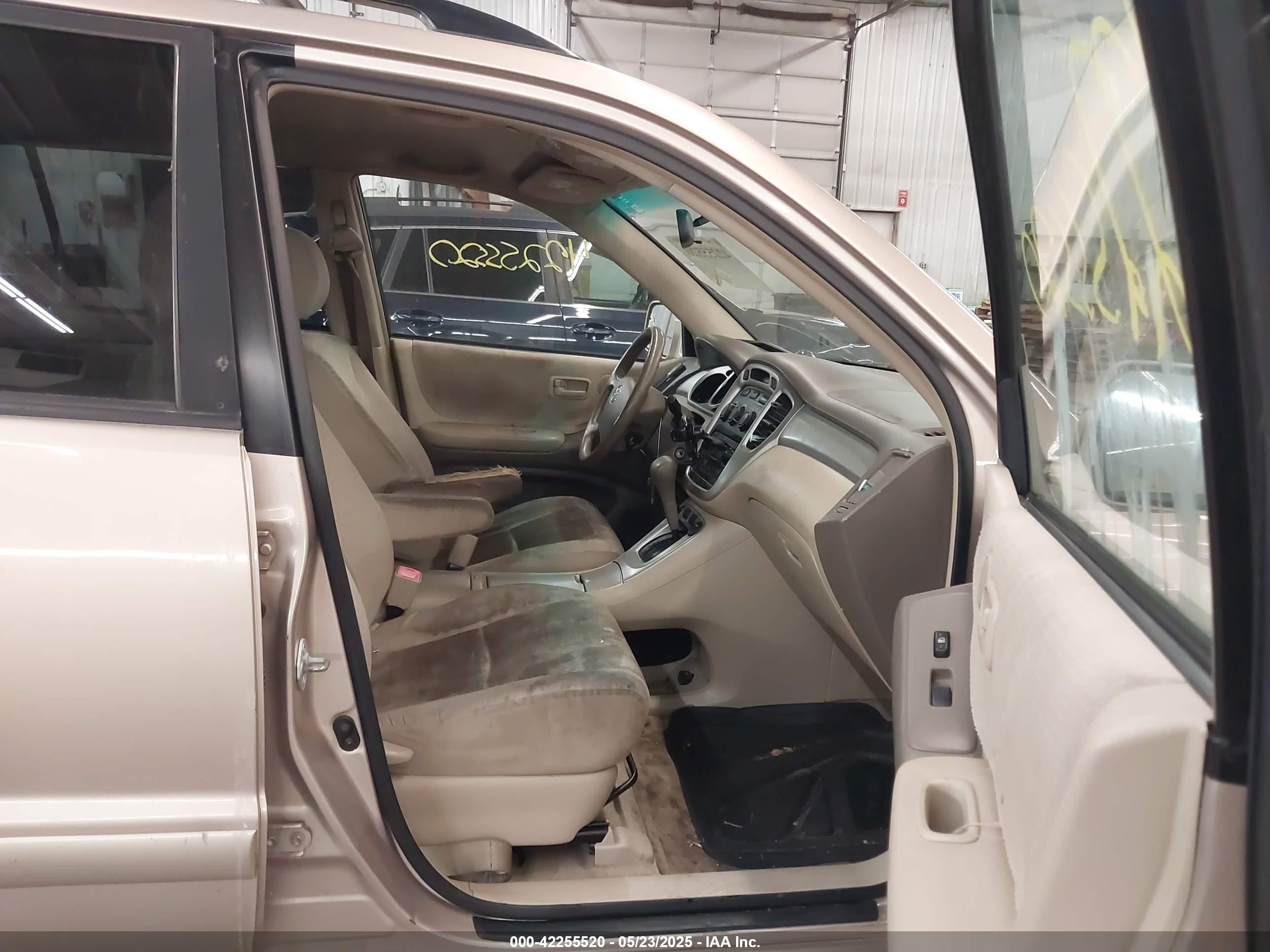 2004 Toyota Highlander   Gold vin: JTEDD21A840096308