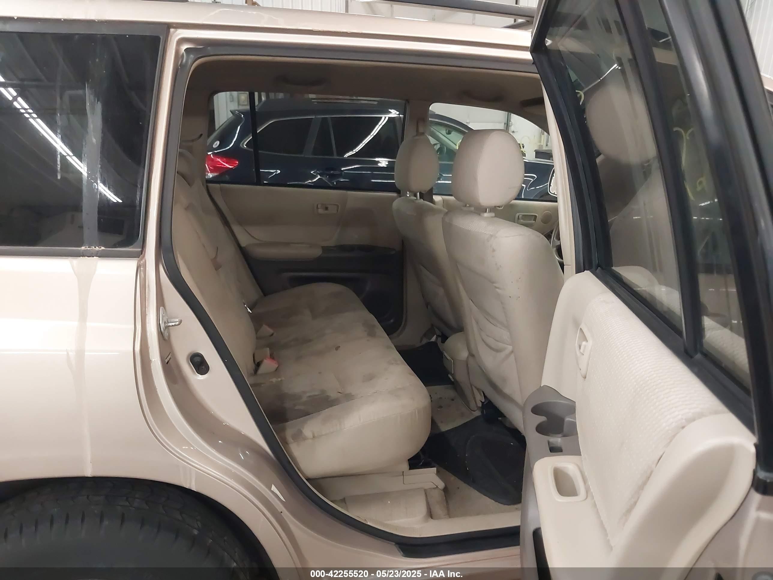 2004 Toyota Highlander   Gold vin: JTEDD21A840096308