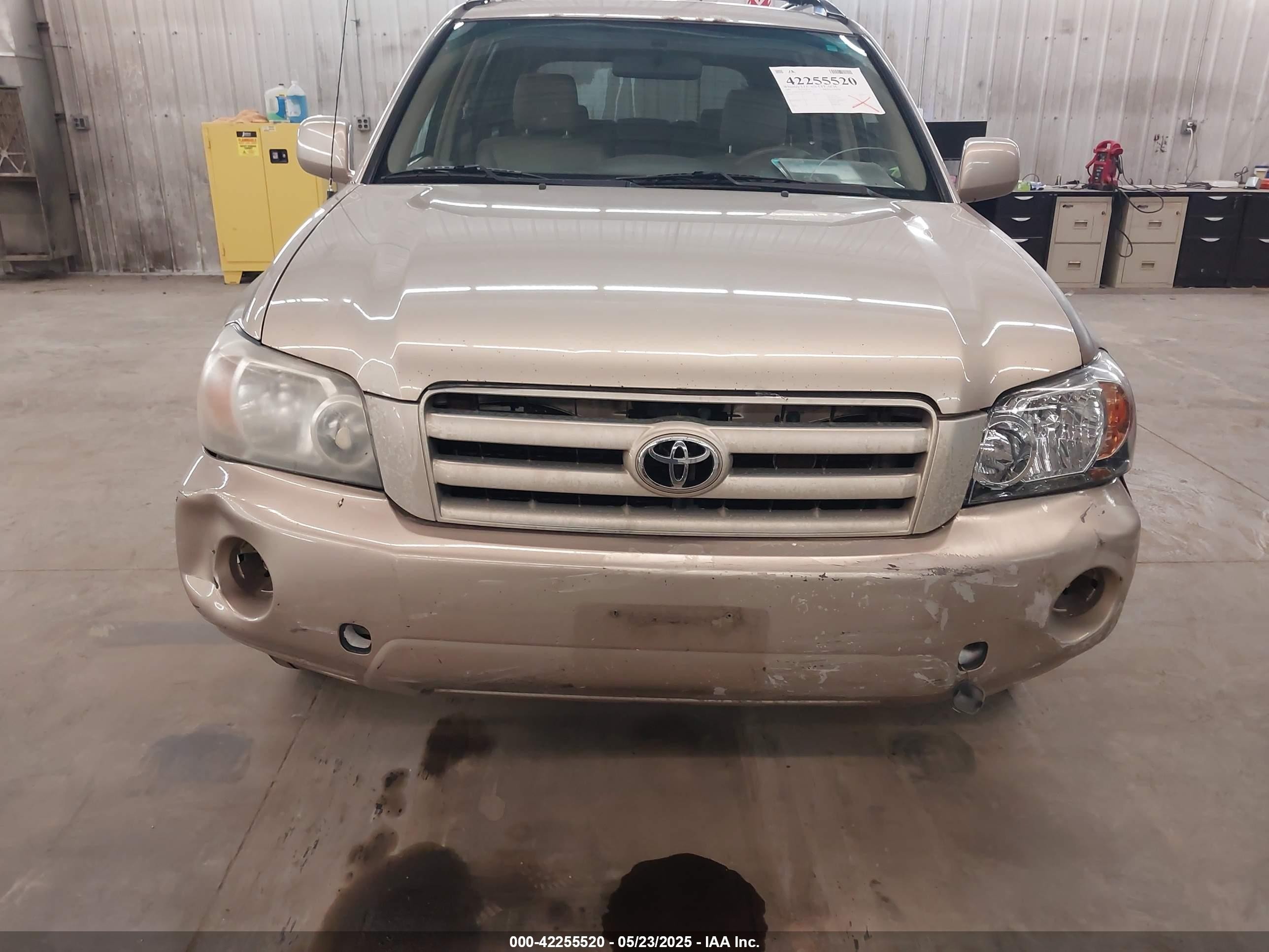 2004 Toyota Highlander   Gold vin: JTEDD21A840096308
