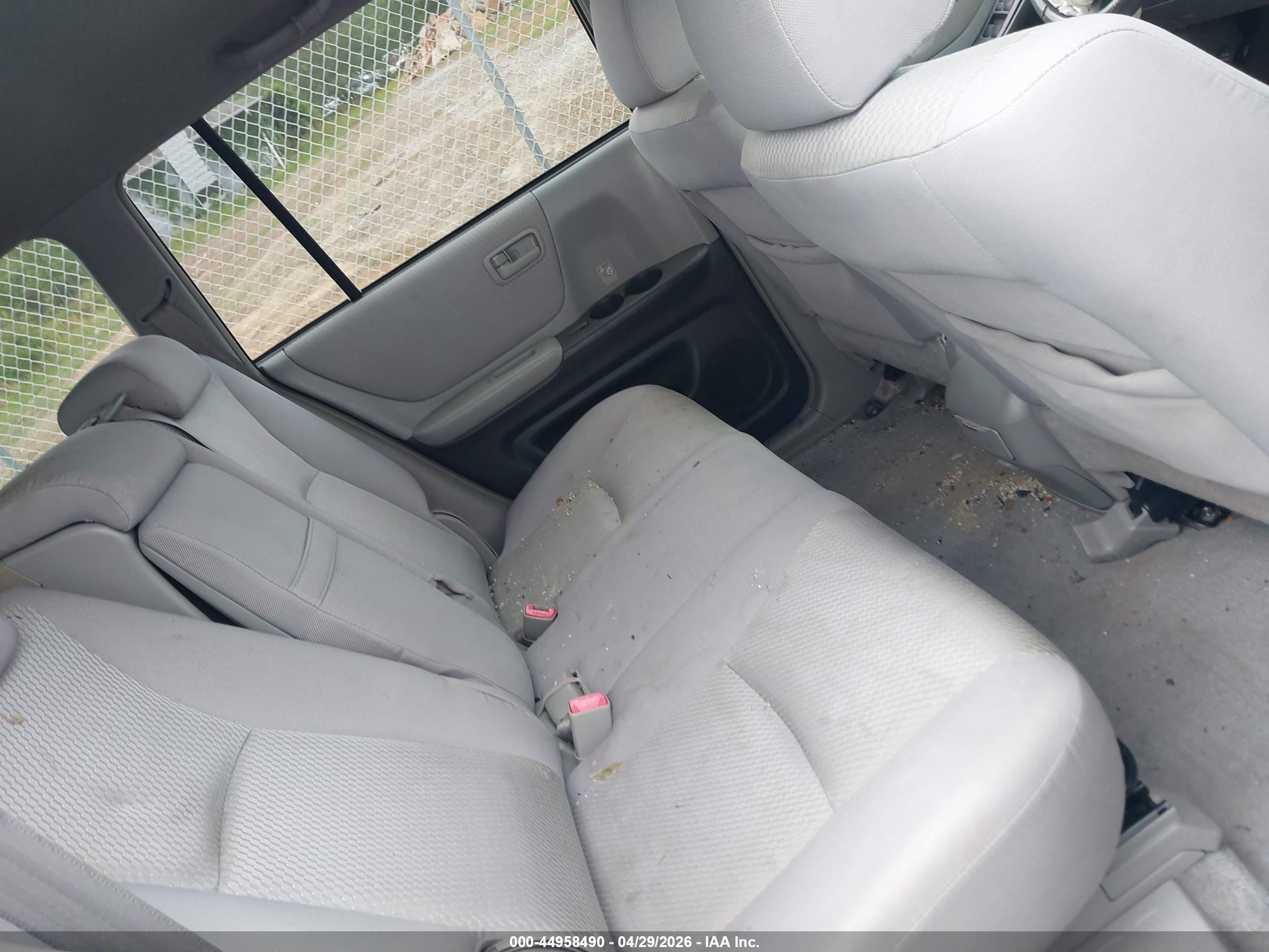 2006 Toyota Highlander   White vin: JTEDD21A960154526