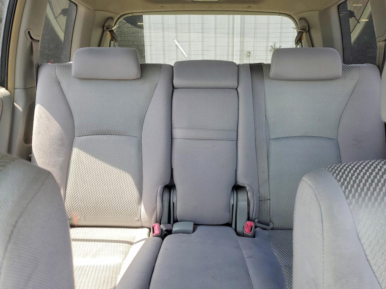 2006 Toyota Highlander Base Silver vin: JTEDD21AX60147472