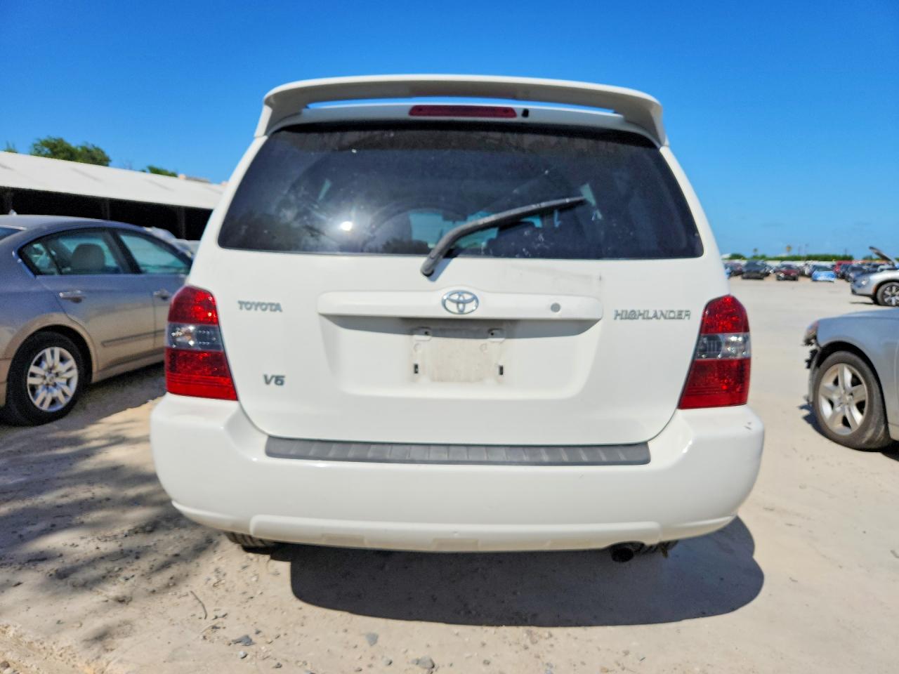 2007 Toyota Highlander Base White vin: JTEDP21A070134738