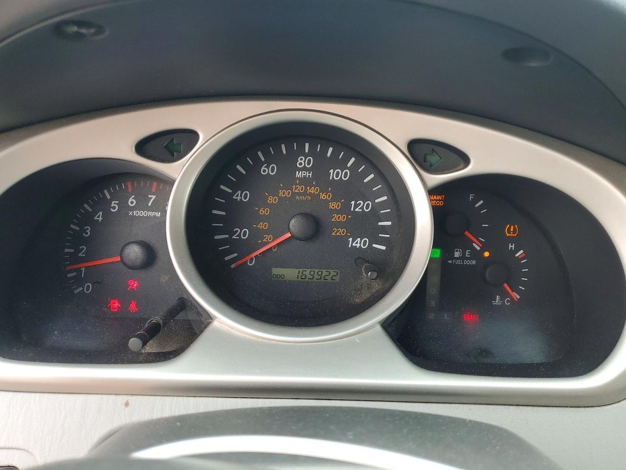 2006 Toyota Highlander Base Silver vin: JTEDP21A460113468